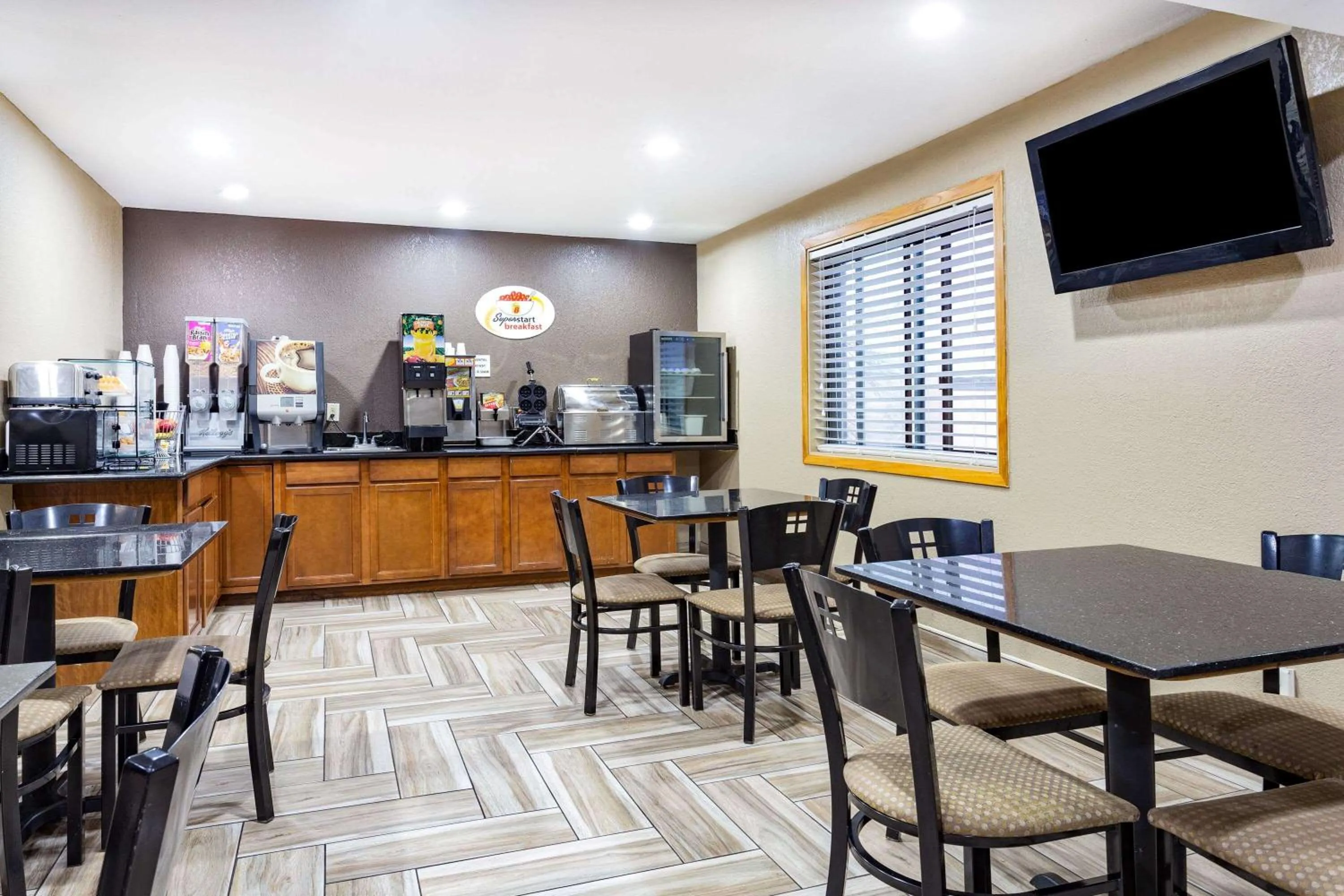 Restaurant/places to eat in Super 8 by Wyndham Decorah