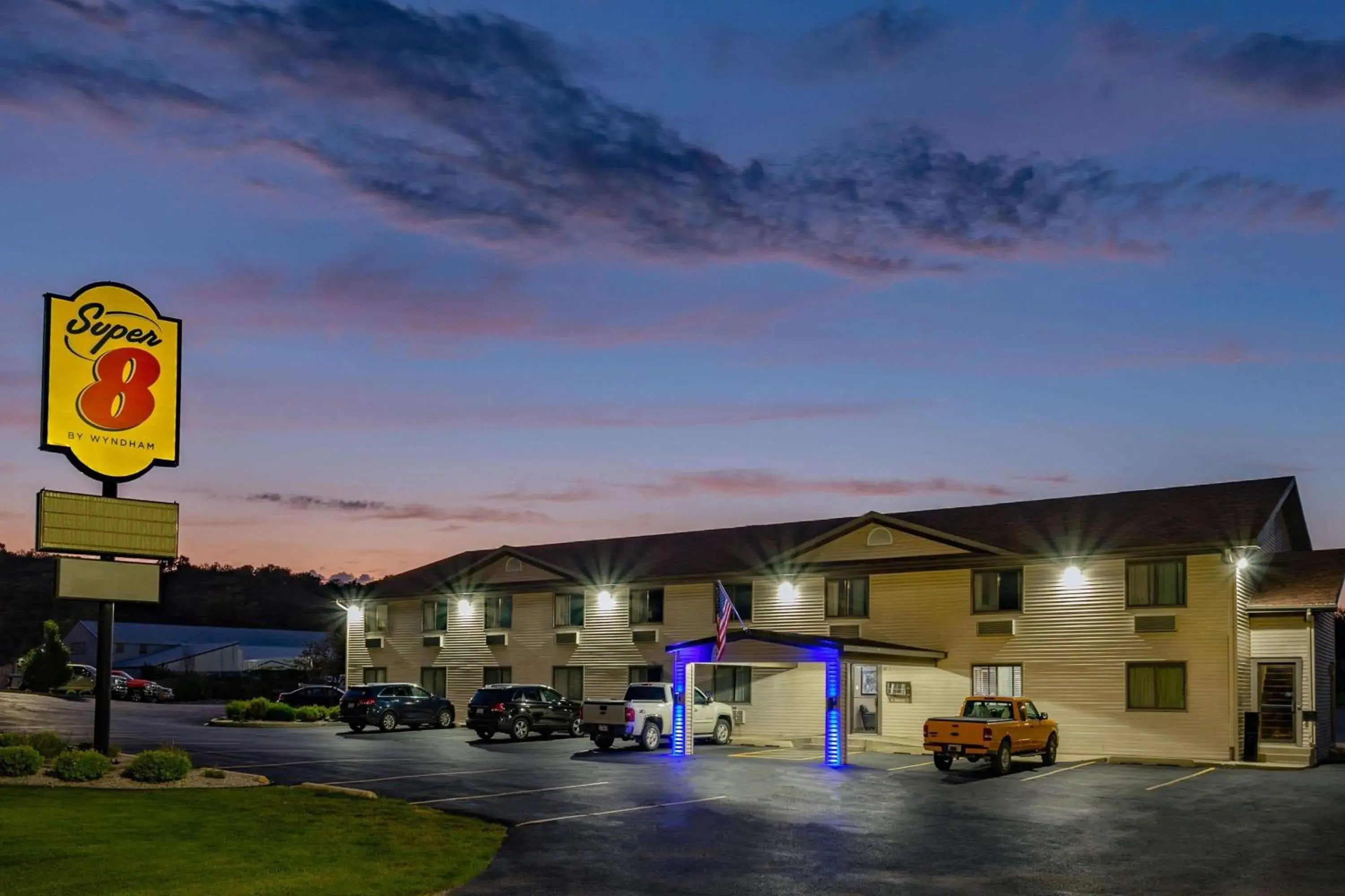 Property building in Super 8 by Wyndham Decorah Property building in Super 8 by Wyndham Decorah