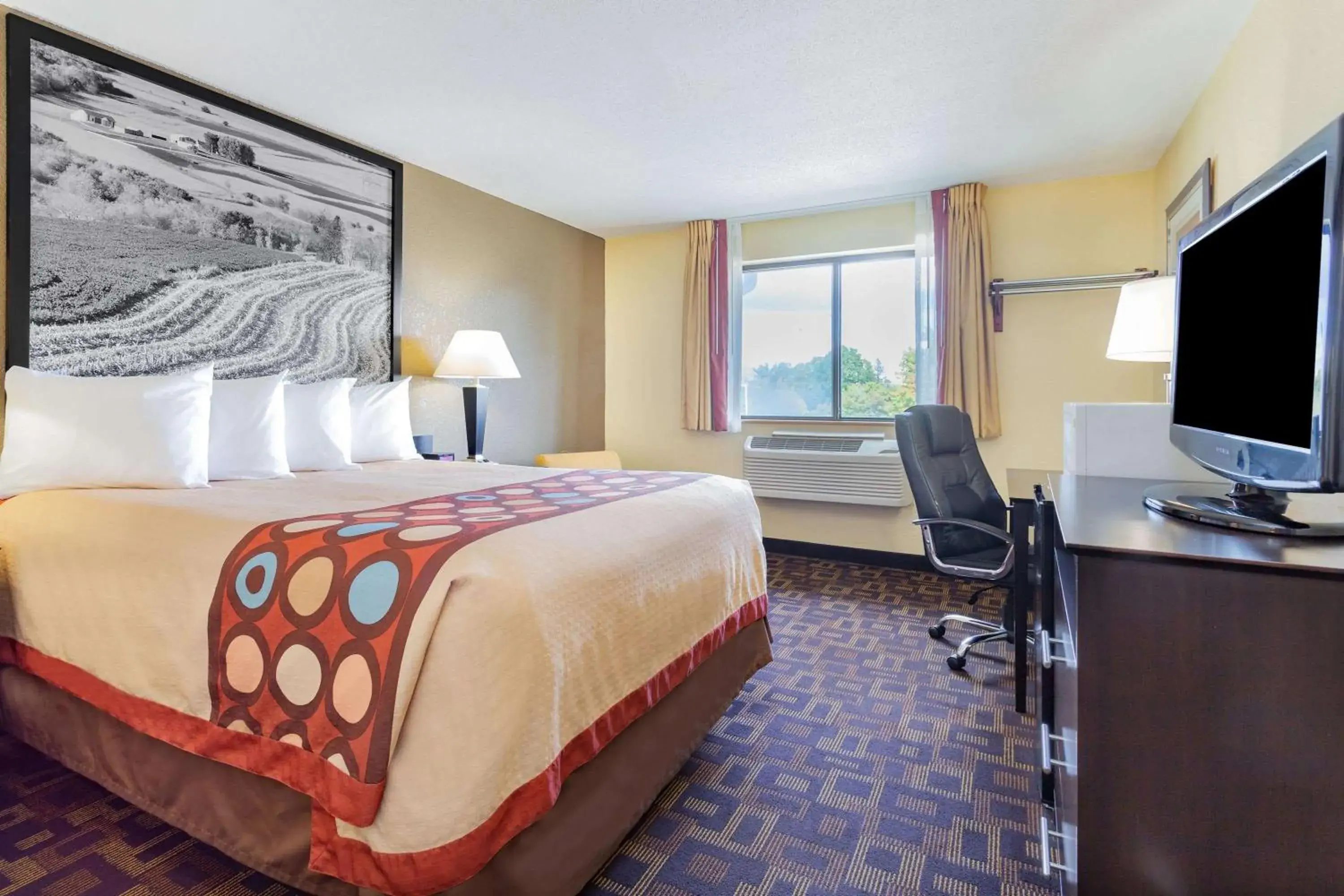 Photo of the whole room, Bed in Super 8 by Wyndham Decorah Photo of the whole room, Bed in Super 8 by Wyndham Decorah