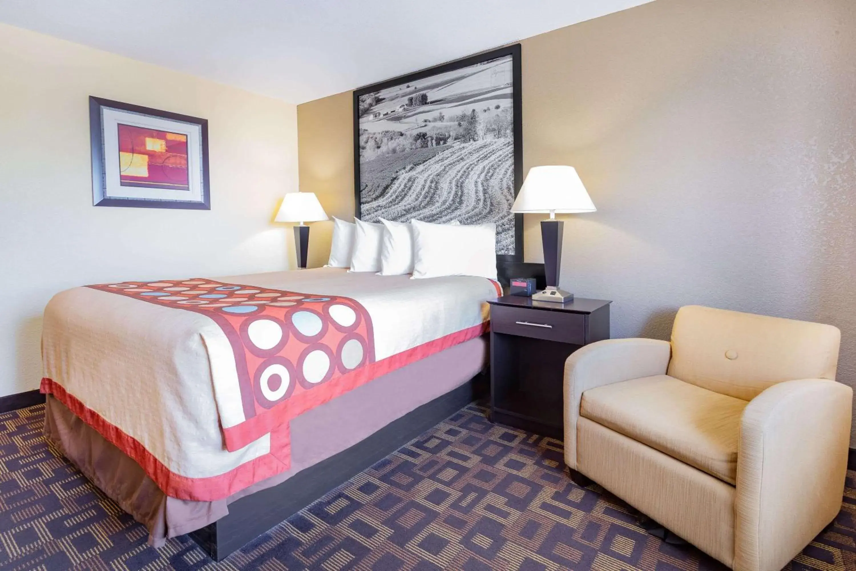 Photo of the whole room, Bed in Super 8 by Wyndham Decorah Photo of the whole room, Bed in Super 8 by Wyndham Decorah