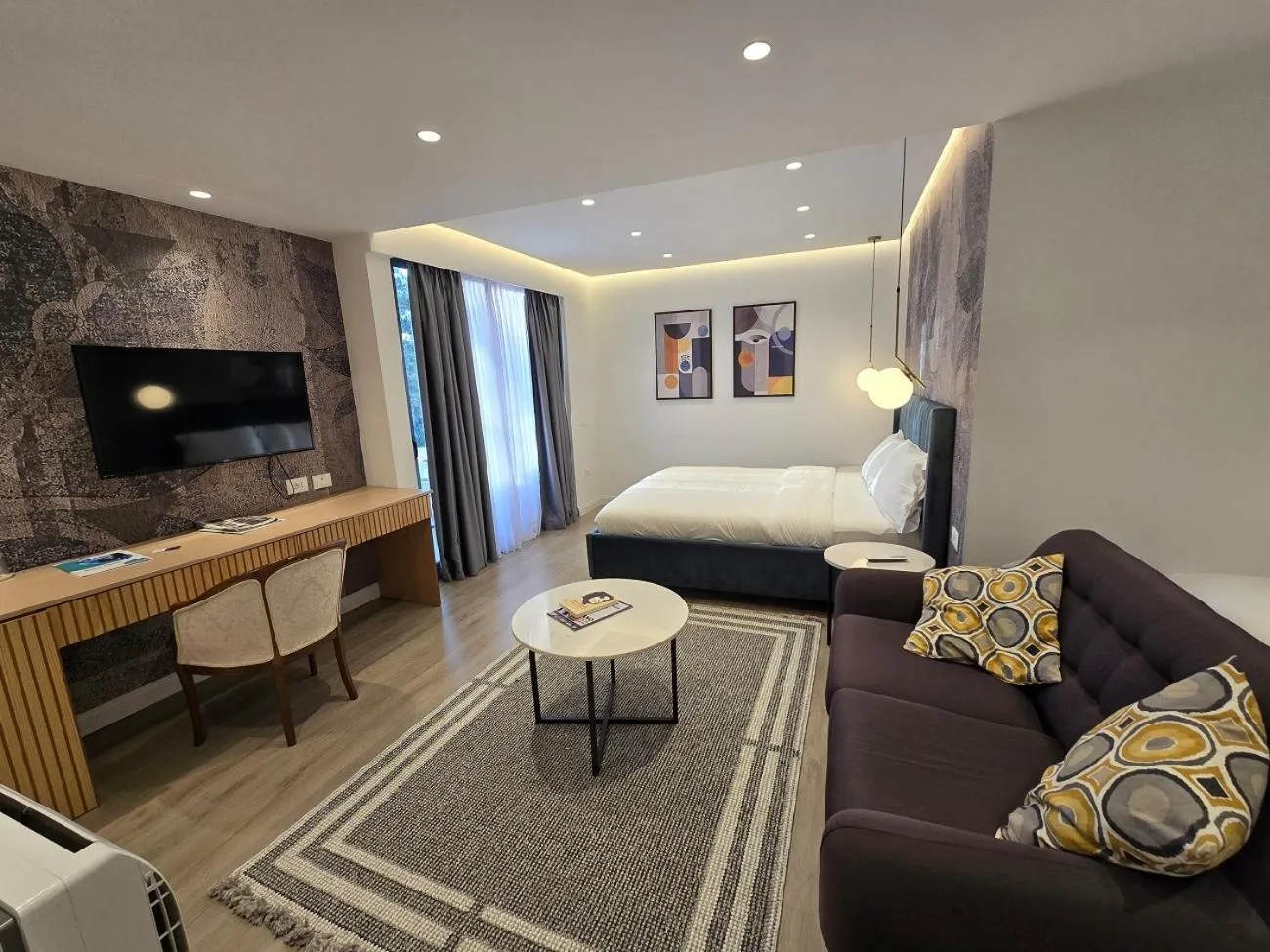 Communal lounge/ TV room, Bed in Perla Hotel