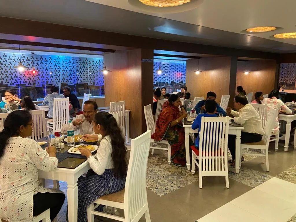 Restaurant/places to eat in Miles Inn Hotel