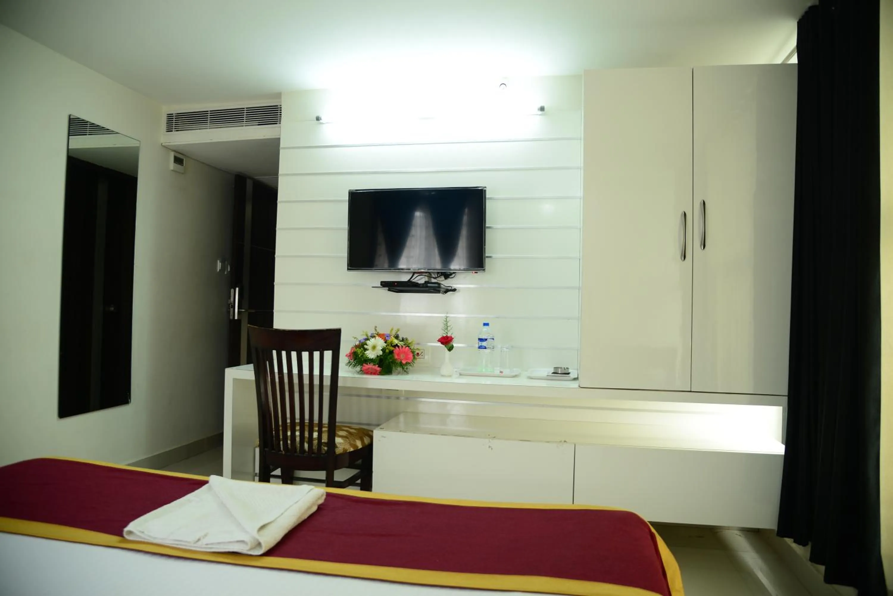 TV and multimedia, Bed in Miles Inn Hotel