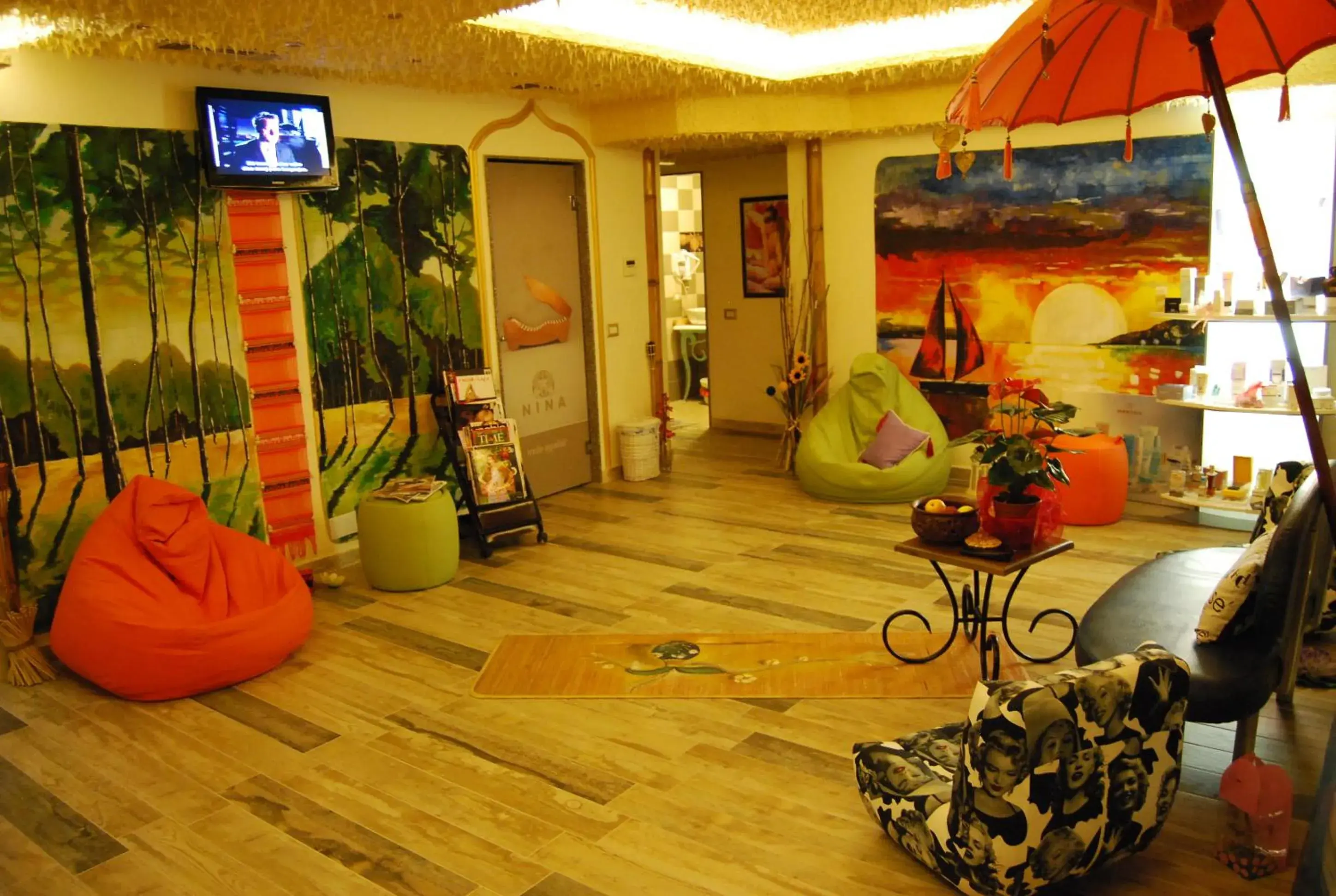 Lounge or bar in 2 KITARRAT Boutique Hotel & SPA Lounge or bar in 2 KITARRAT Boutique Hotel & SPA