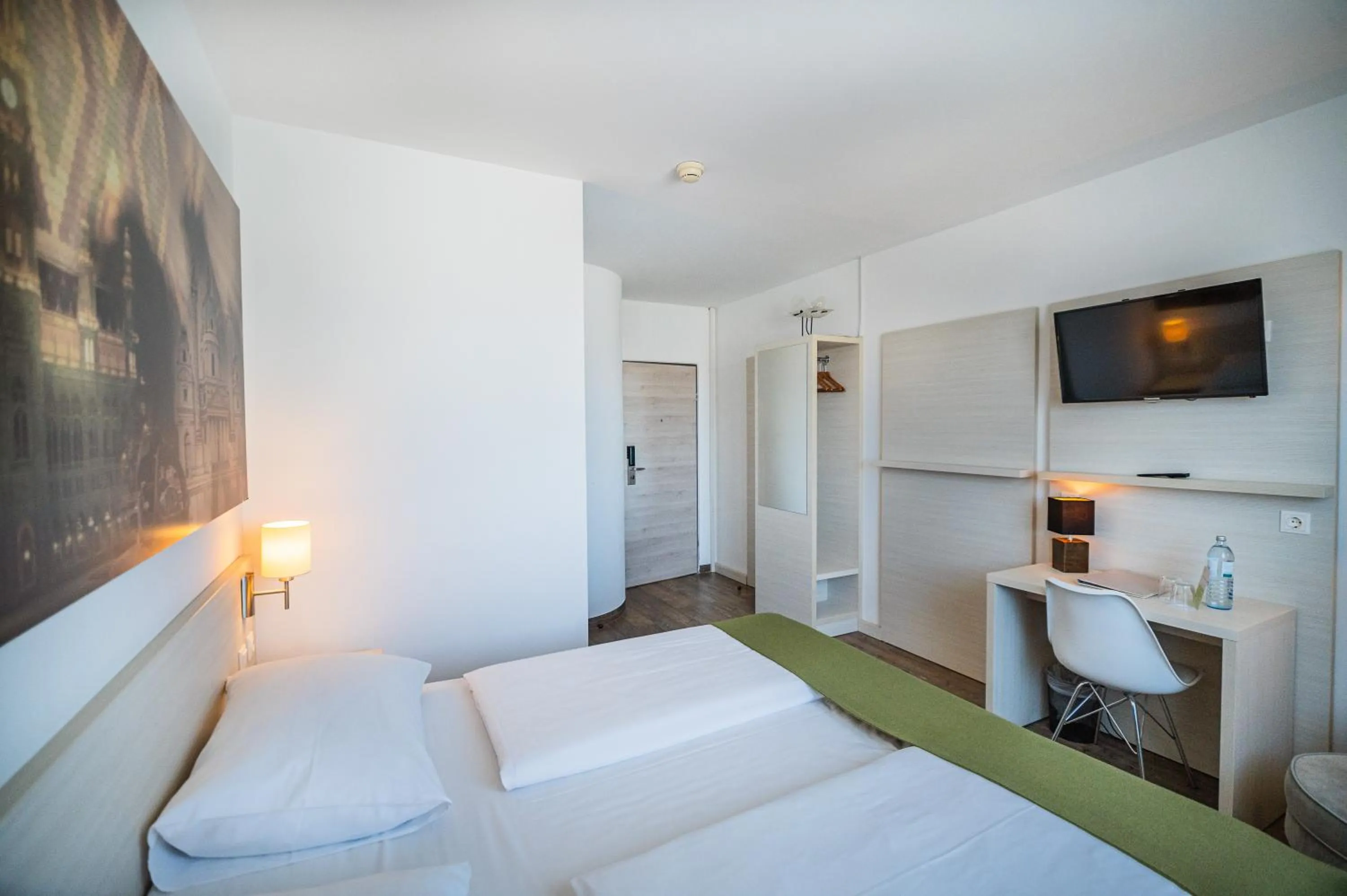 TV and multimedia, Bed in LifeHotel Vienna Airport