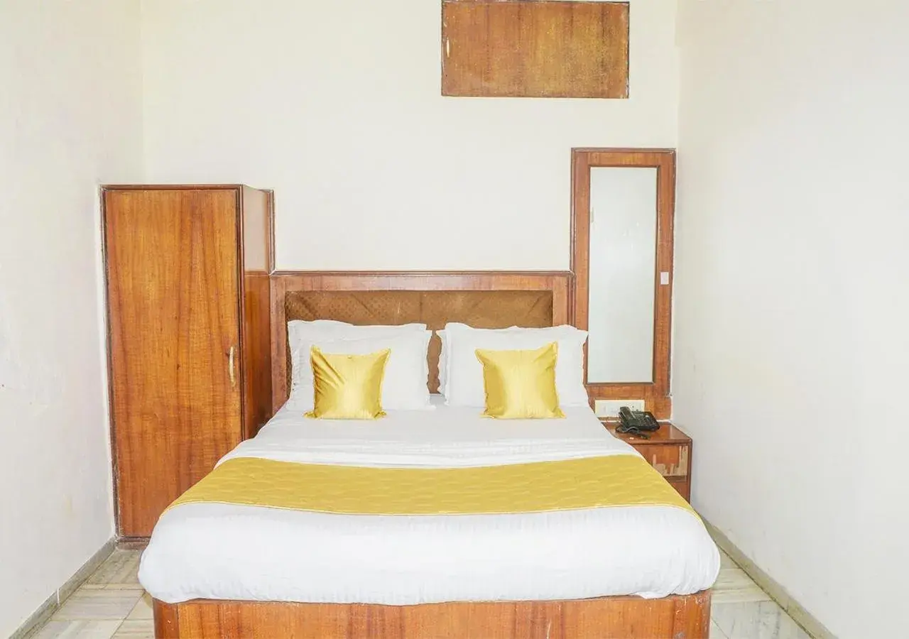 Bedroom in Hotel Subhash- Andheri Bedroom in Hotel Subhash- Andheri