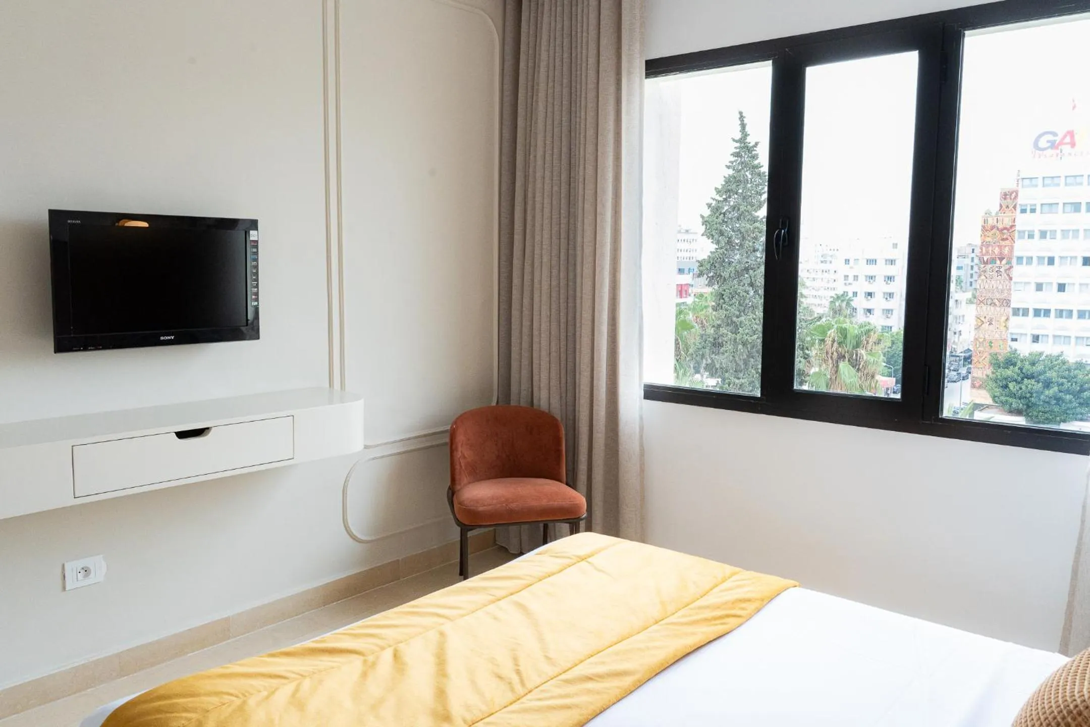 Communal lounge/ TV room, Bed in hôtel LE PACHA