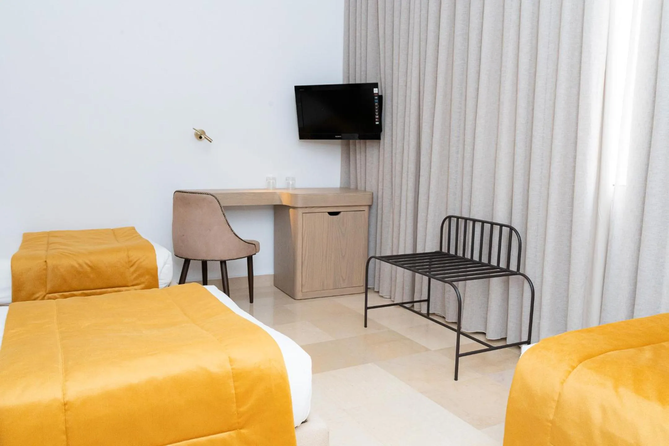 Communal lounge/ TV room, Bed in hôtel LE PACHA