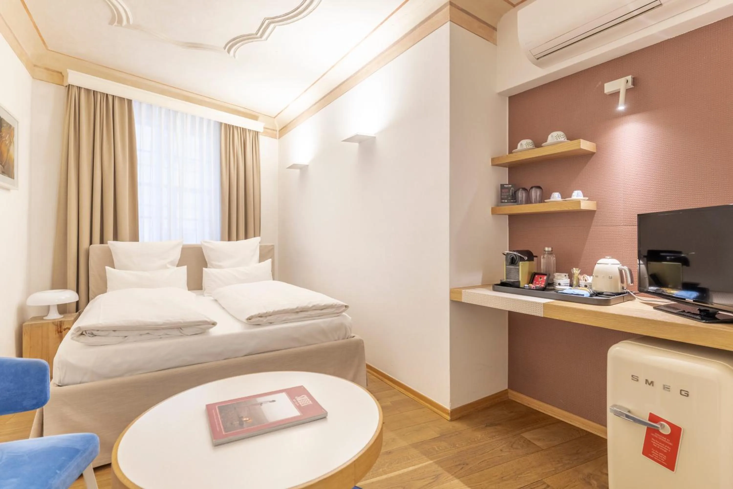 Bed in Small Luxury Hotel Goldgasse