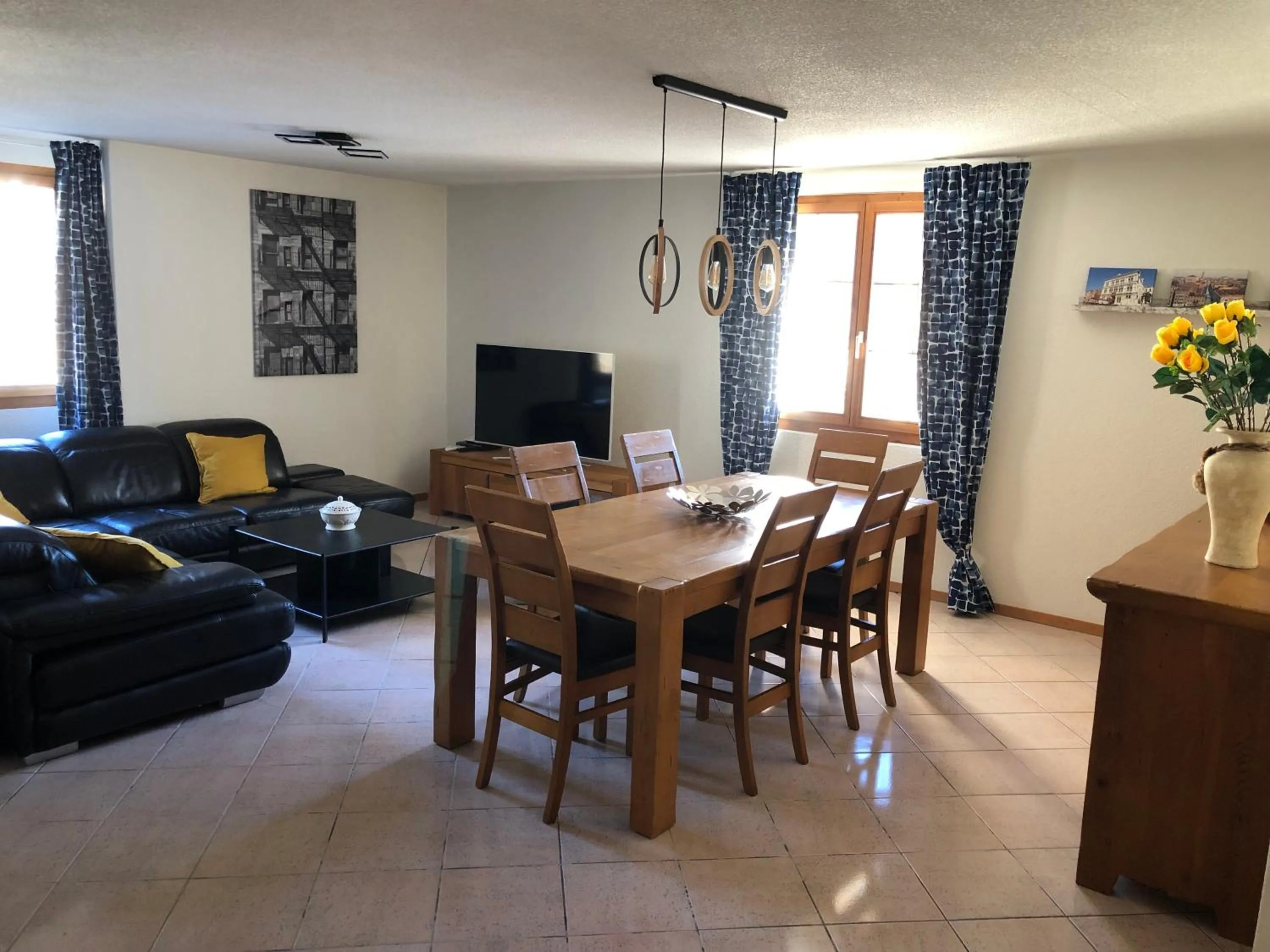 Communal lounge/ TV room in Auberge Les Rangs