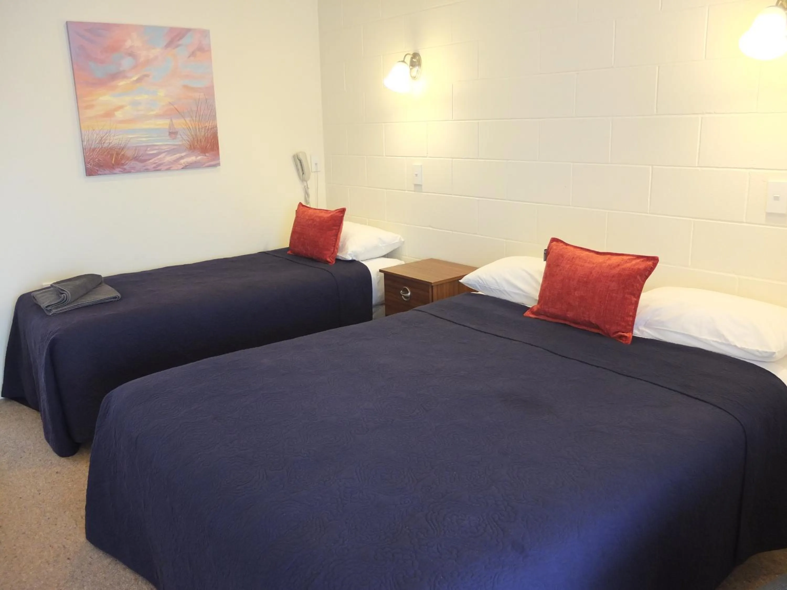 Bed in Colonial Court Motel