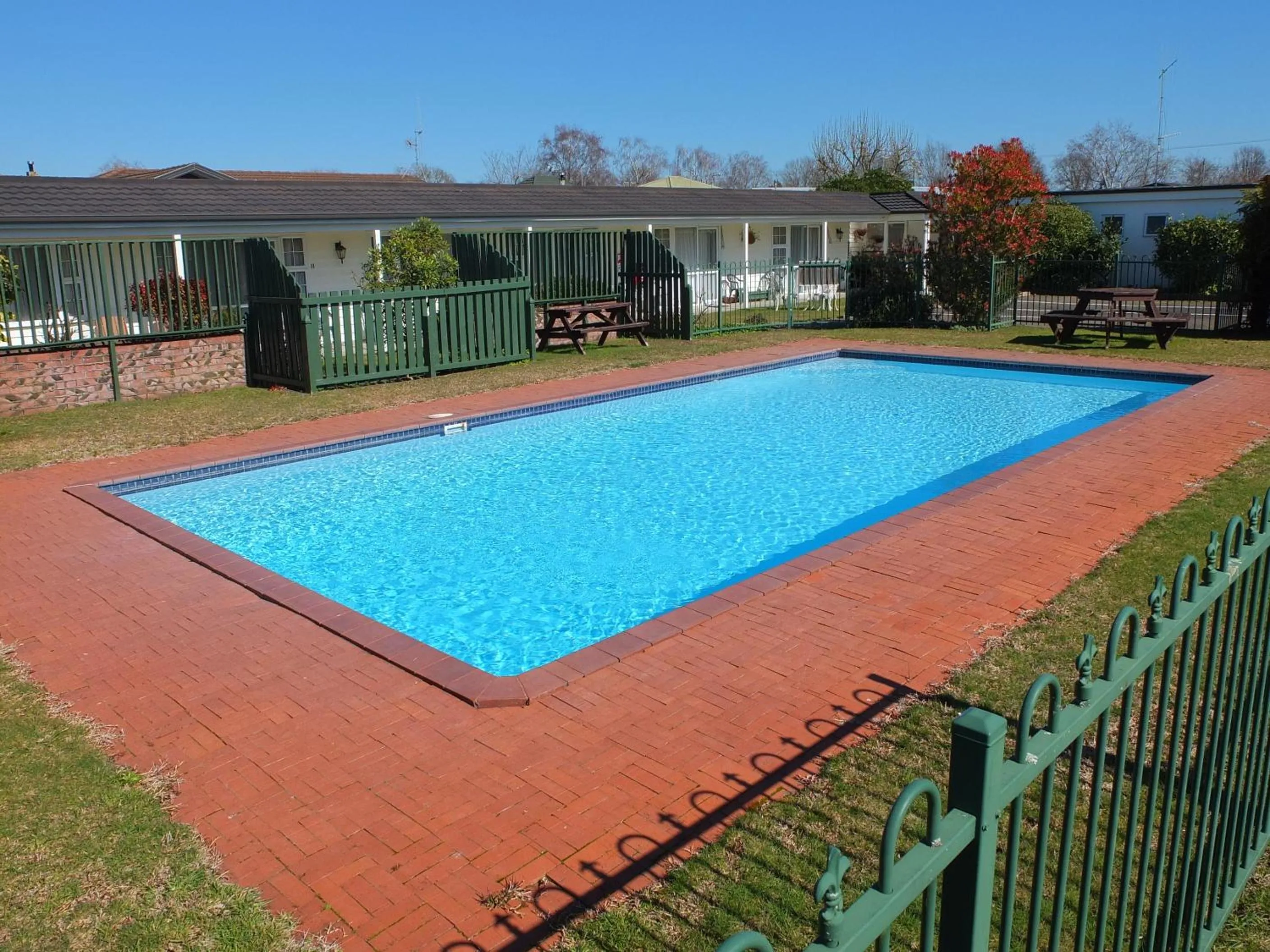 Swimming pool in Colonial Court Motel