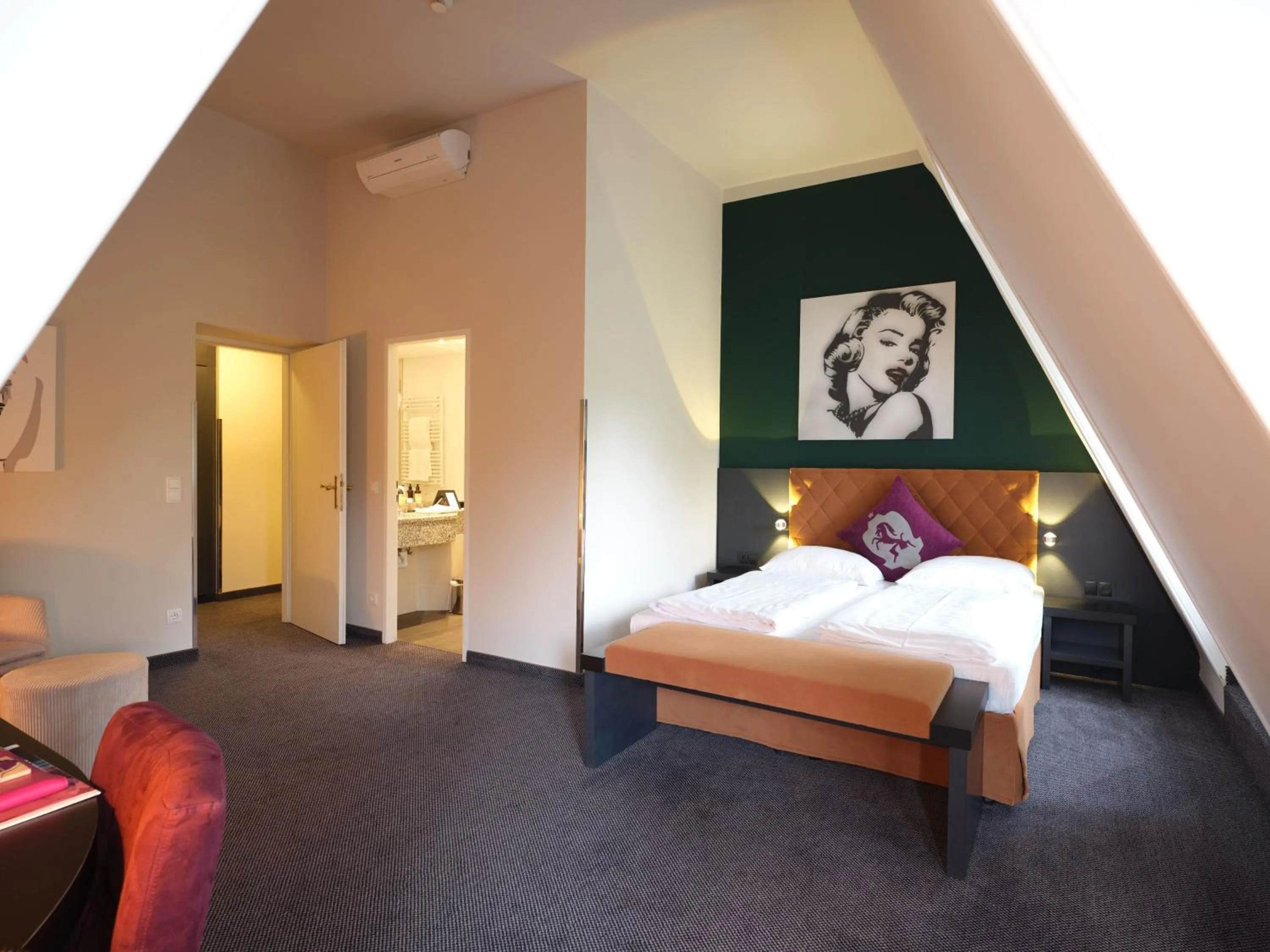 Photo of the whole room, Bed in Hotel Villa Carlton - Adults Only