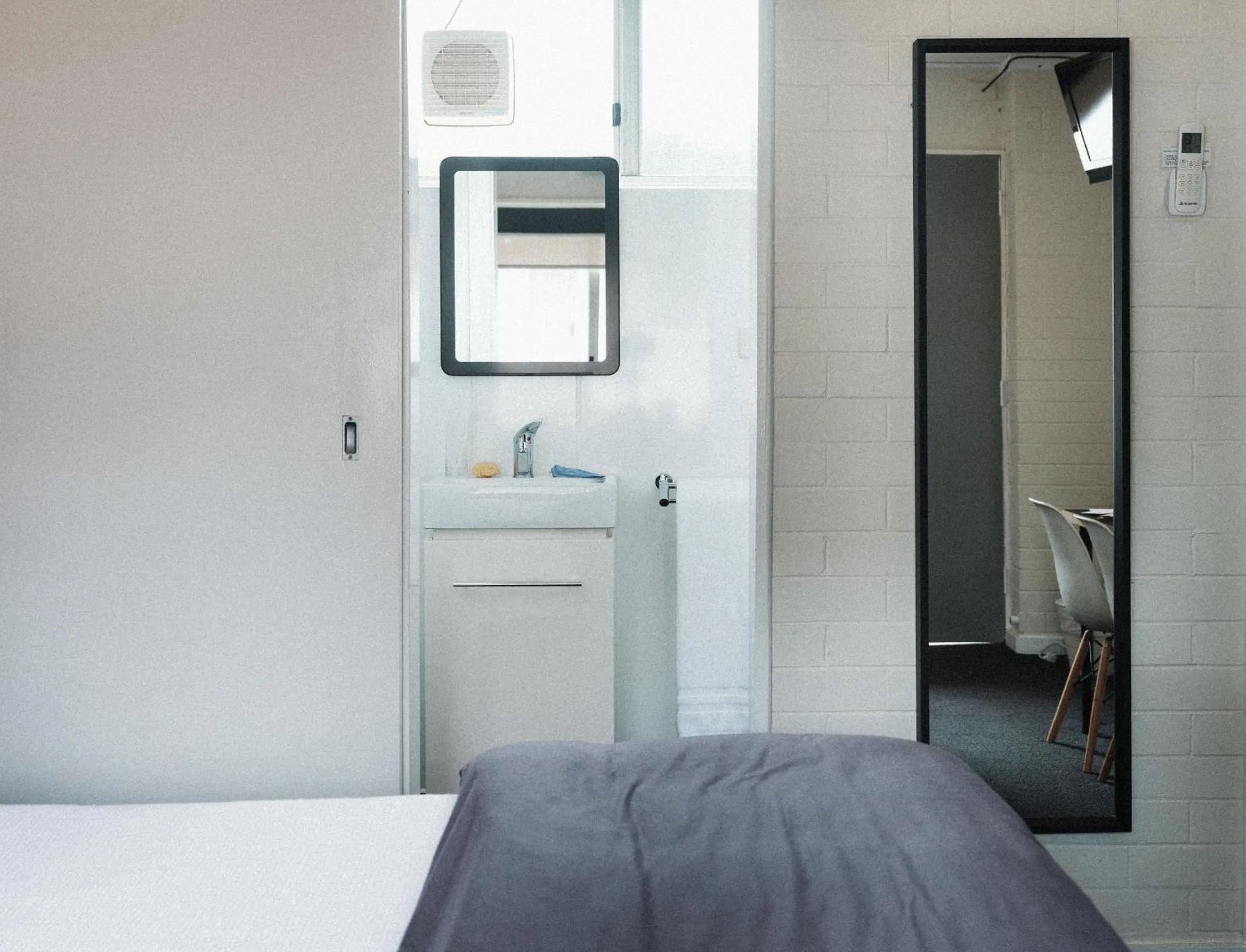 Bathroom, Bed in Cedar Lodge