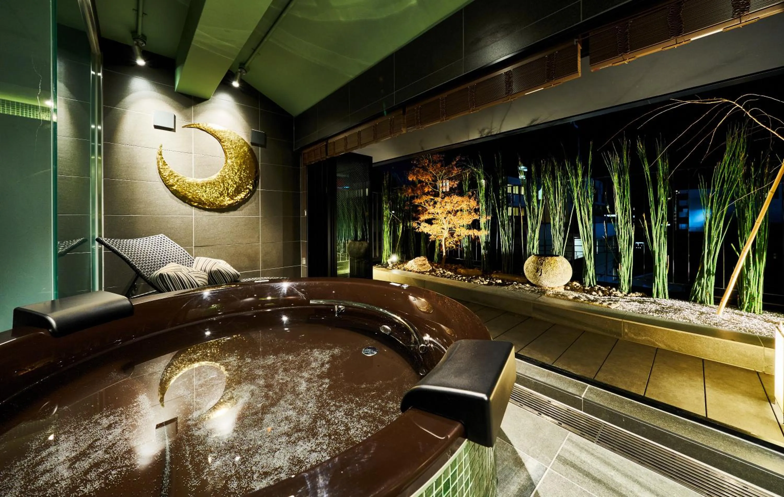 Hot Tub in gallery hotel KAGUYA