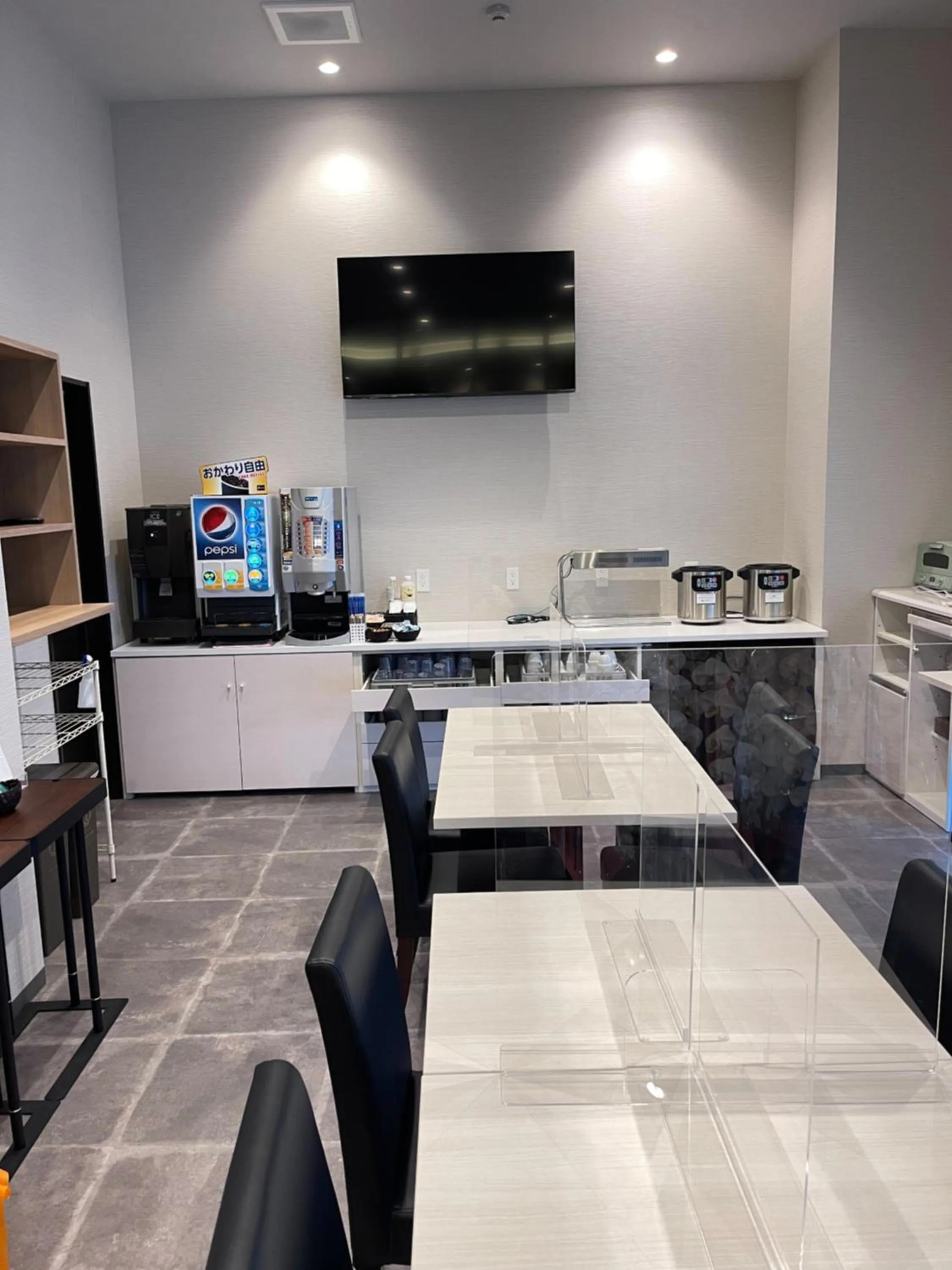 Restaurant/places to eat in レミントンホテル