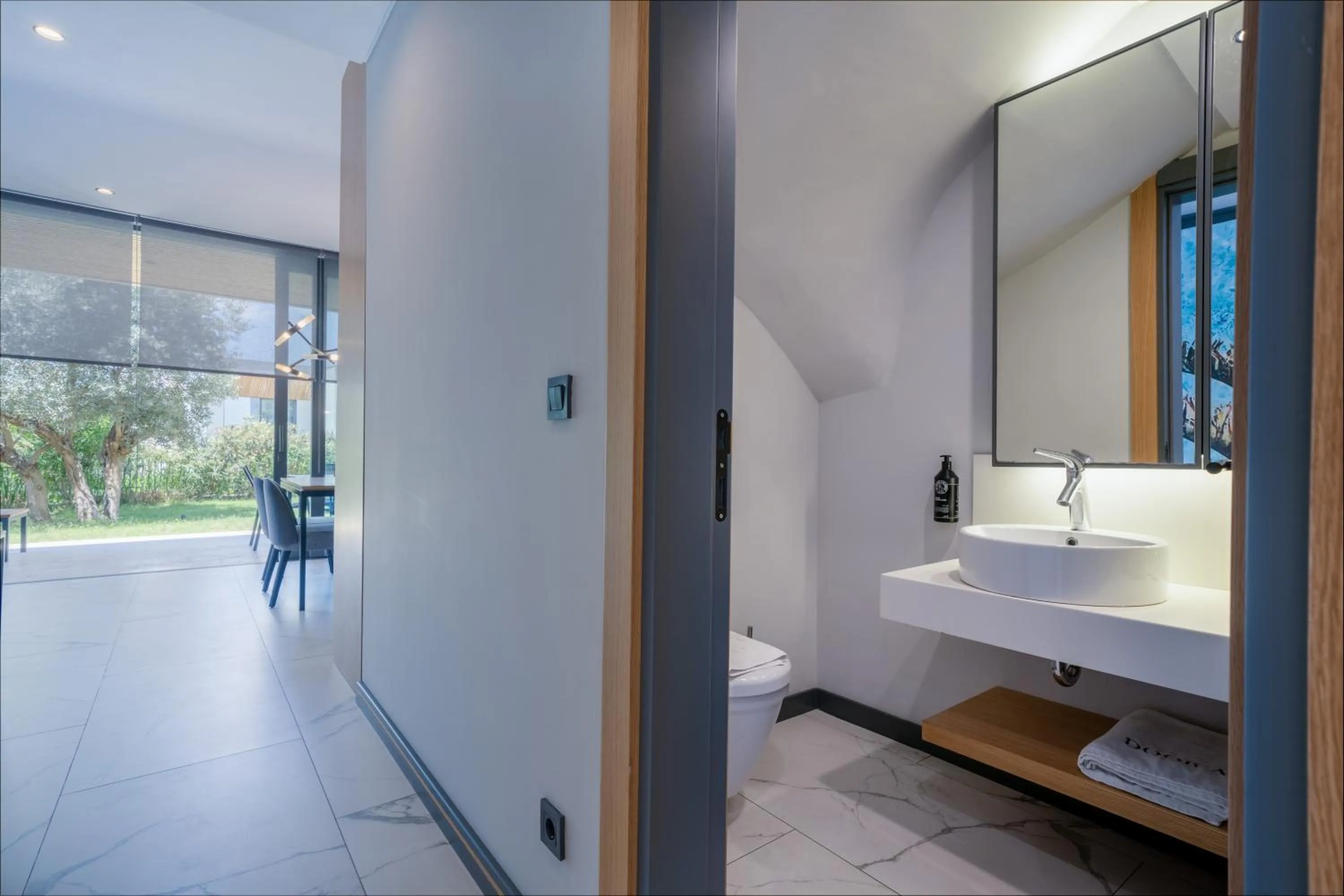 Bathroom, Bed in The Norm Collection Door'a Bodrum