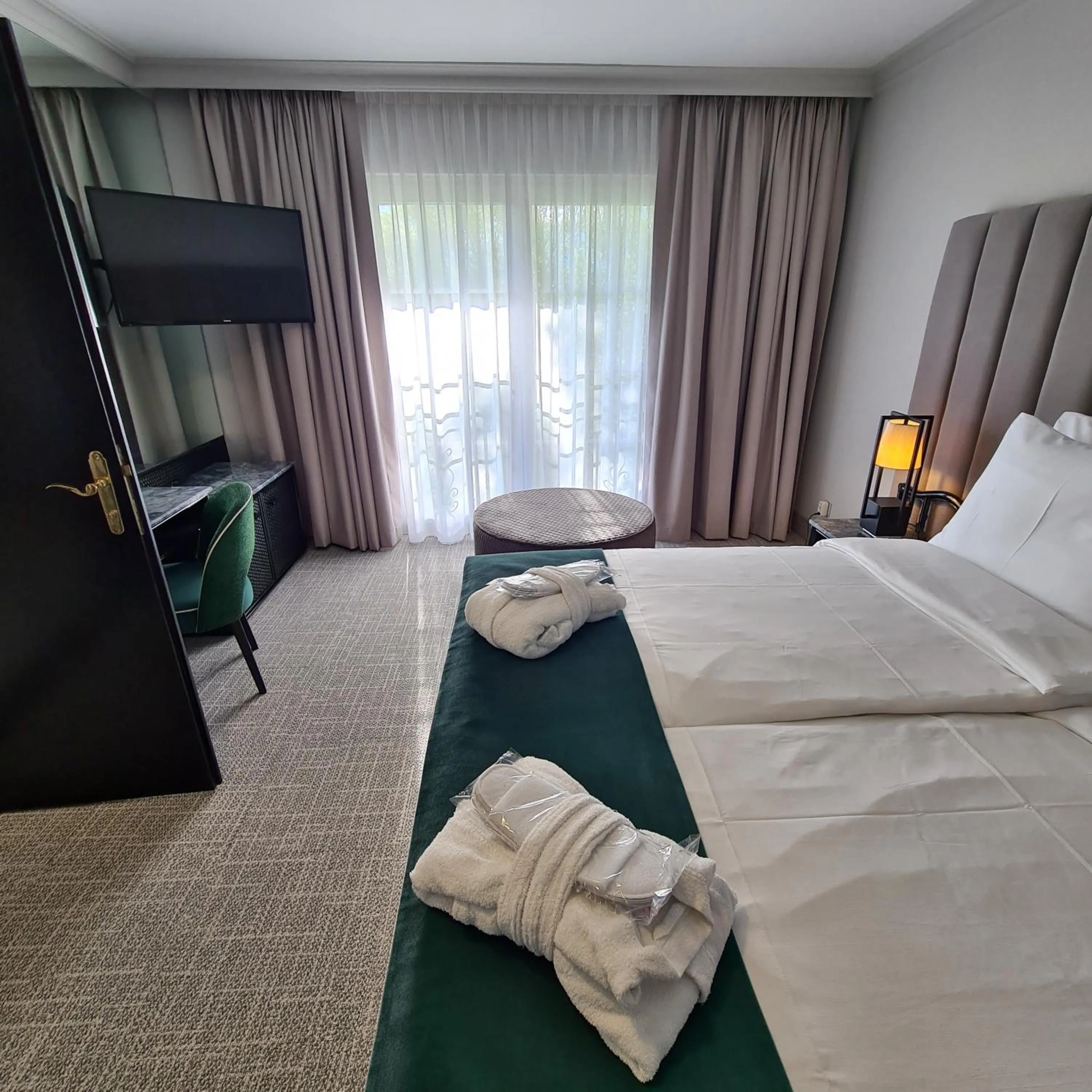 room service, Bed in Eventhotel Pyramide