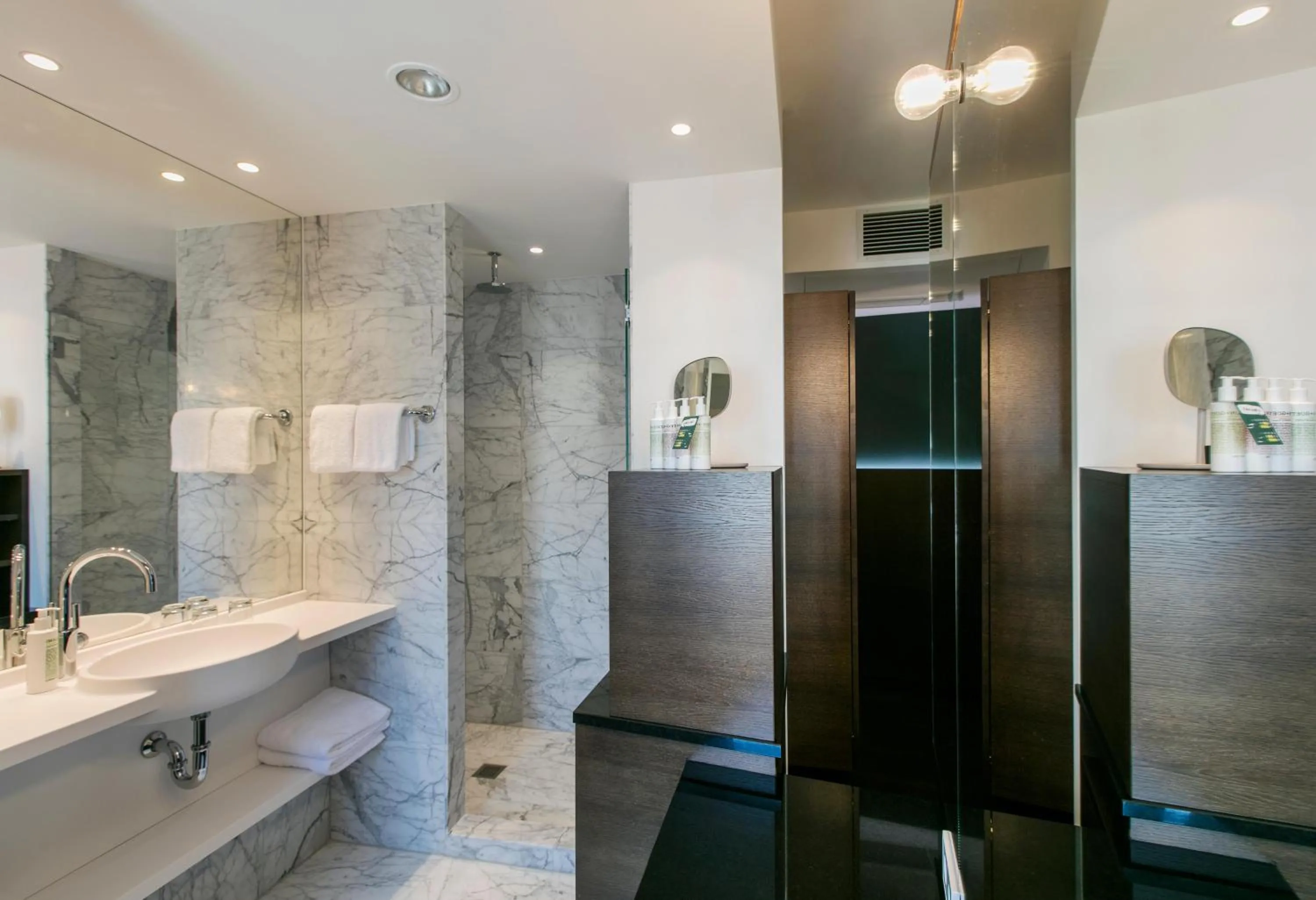 Shower in ARCOTEL Donauzentrum Wien