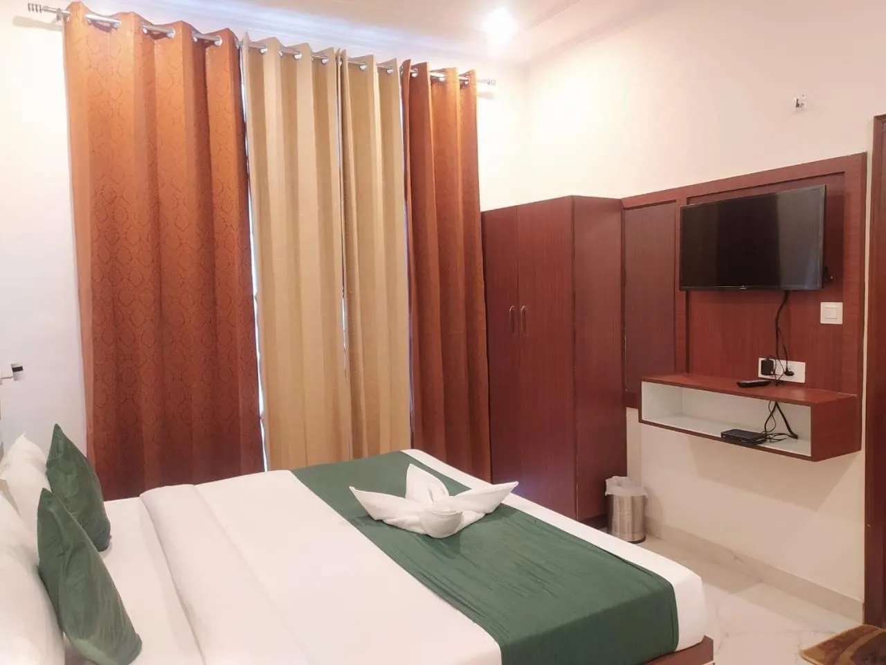 TV and multimedia, Bed in Hotel The Shivaay - Delight Inn Rishikesh