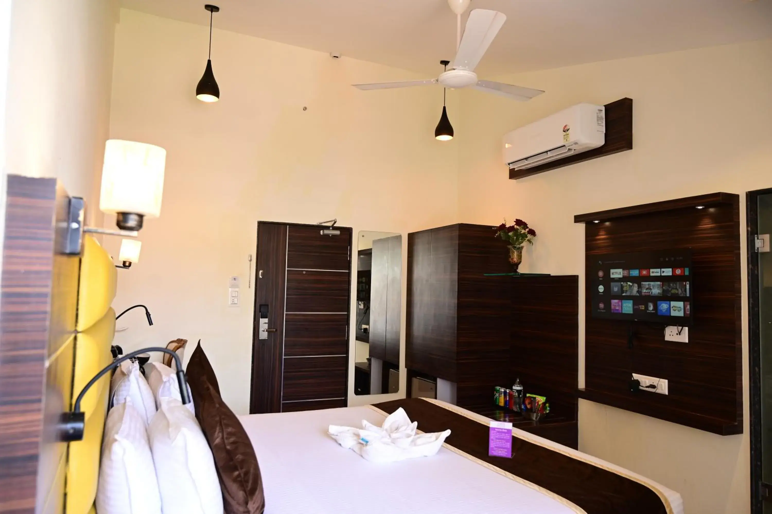 Bed in Shanti Solitaire, Arpora Bed in Shanti Solitaire, Arpora