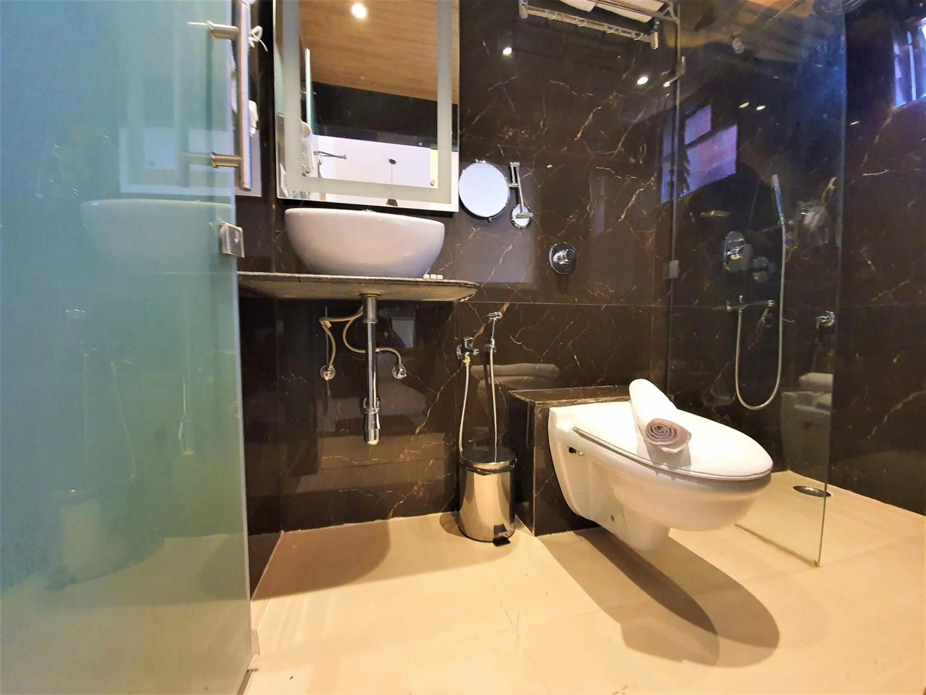 Shower in Shanti Solitaire, Arpora