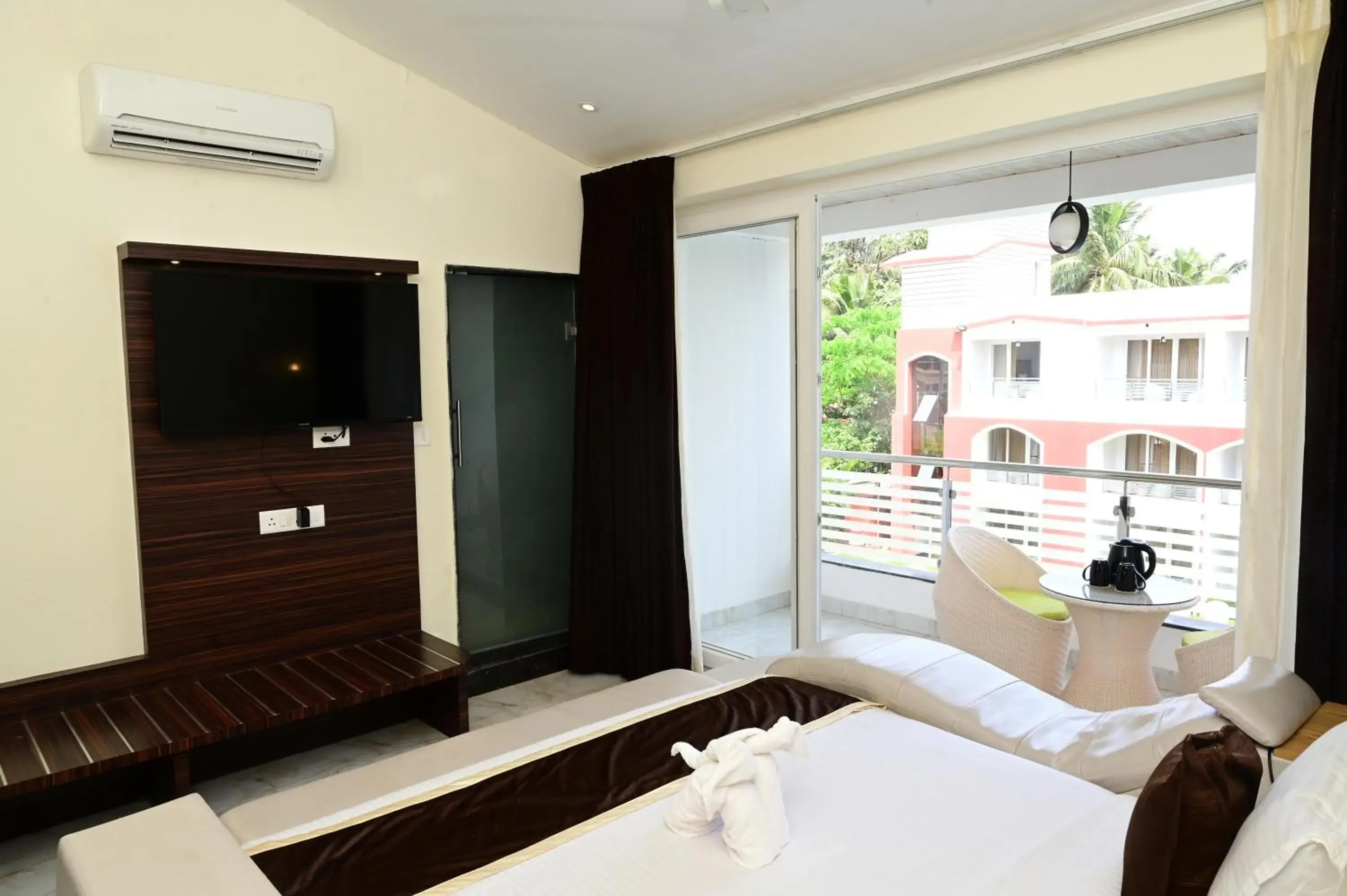 Bed in Shanti Solitaire, Arpora Bed in Shanti Solitaire, Arpora