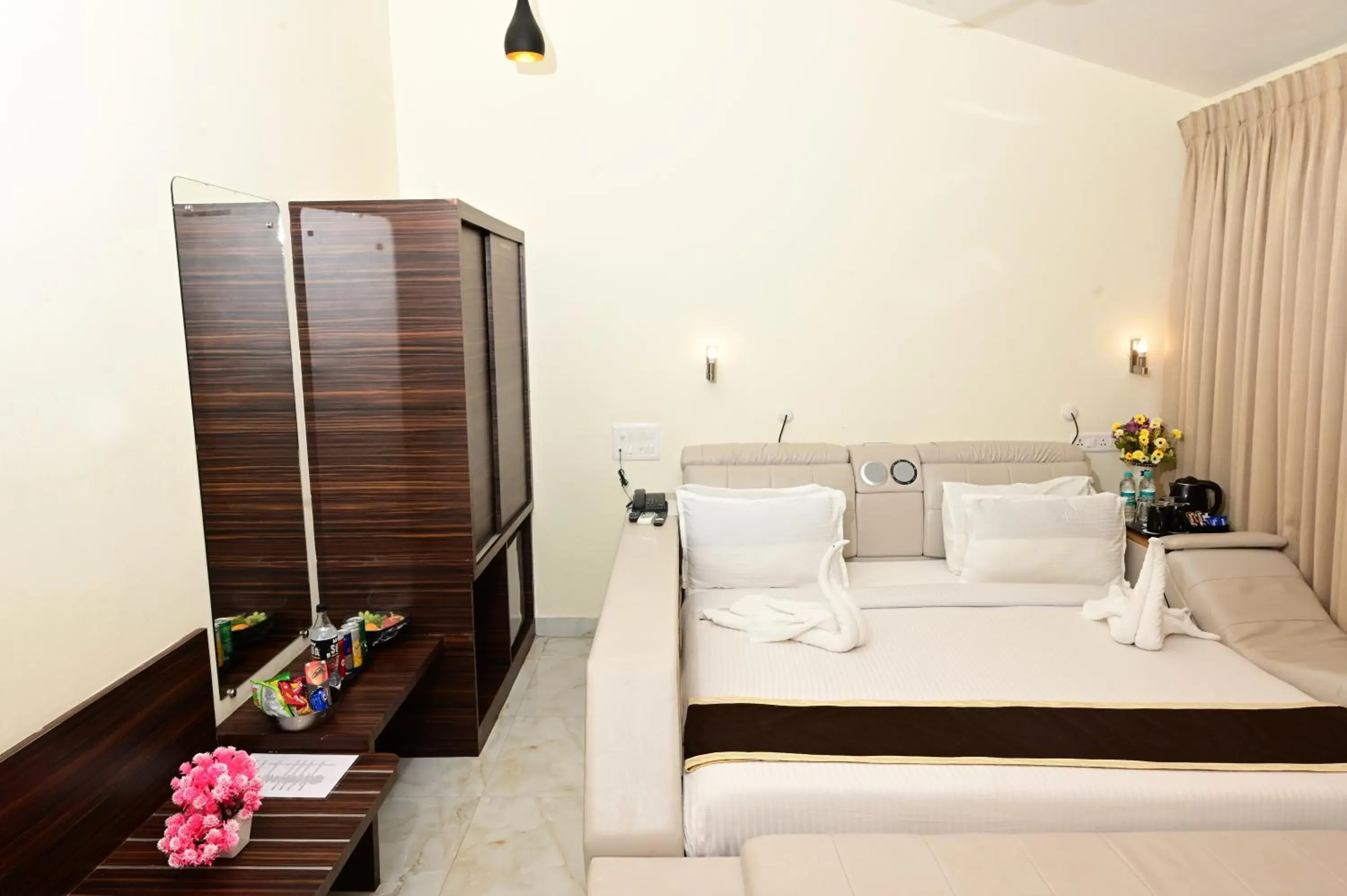 Bedroom, Bed in Shanti Solitaire, Arpora Bedroom, Bed in Shanti Solitaire, Arpora
