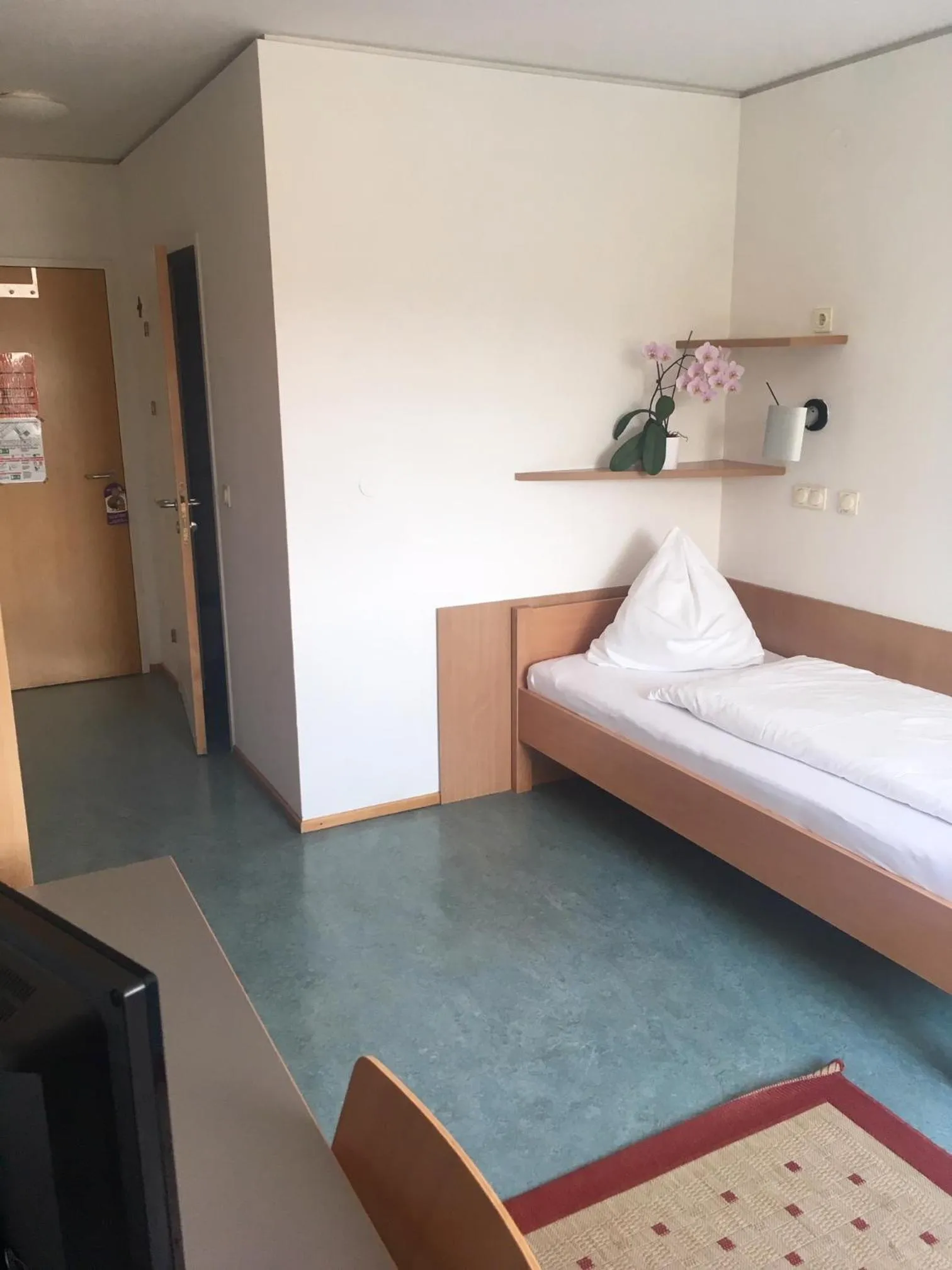 Photo of the whole room, Bed in Kolpinghaus Salzburg - SommerHOSTEL