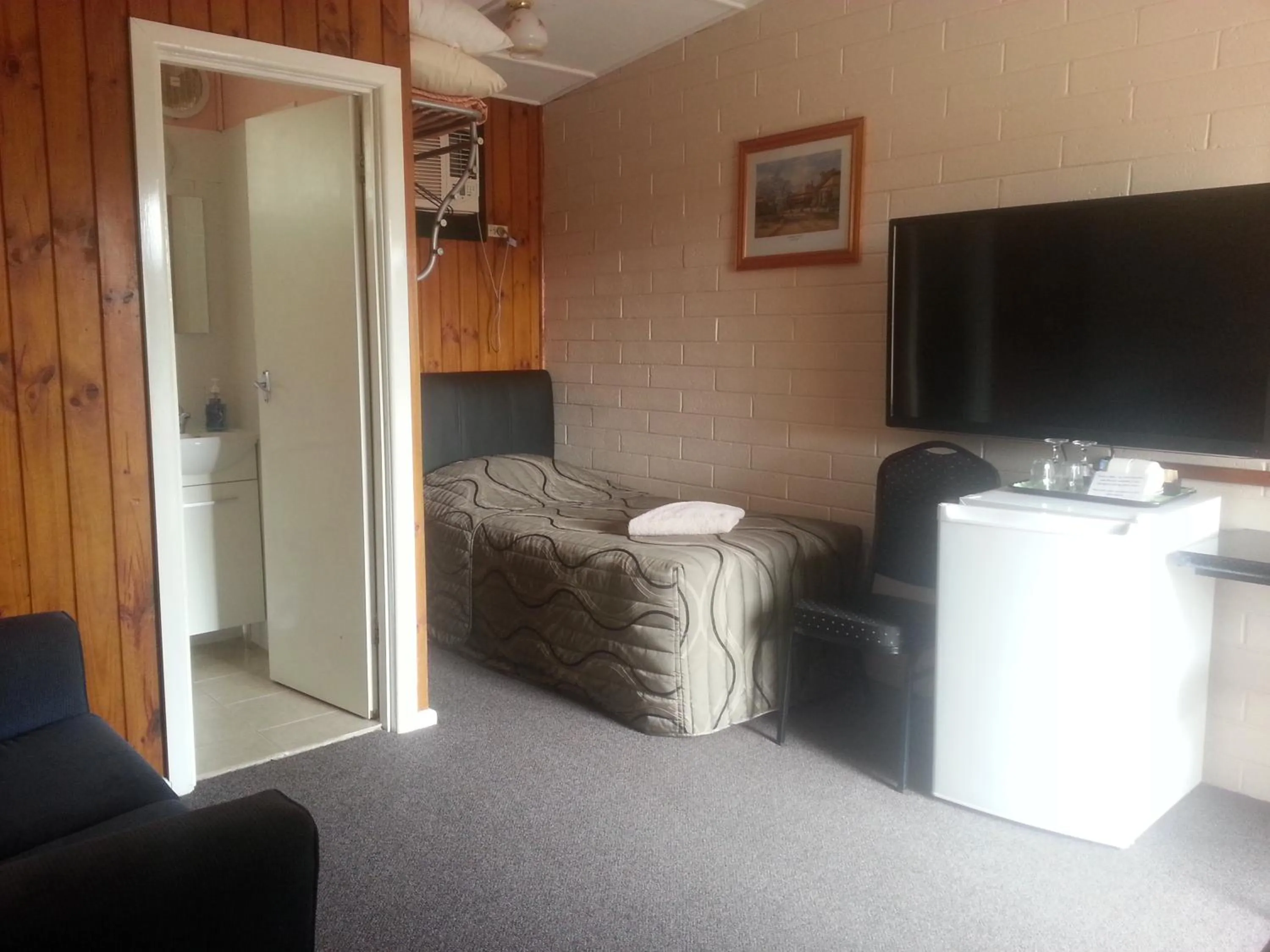 Photo of the whole room in Nhill Oasis Motel