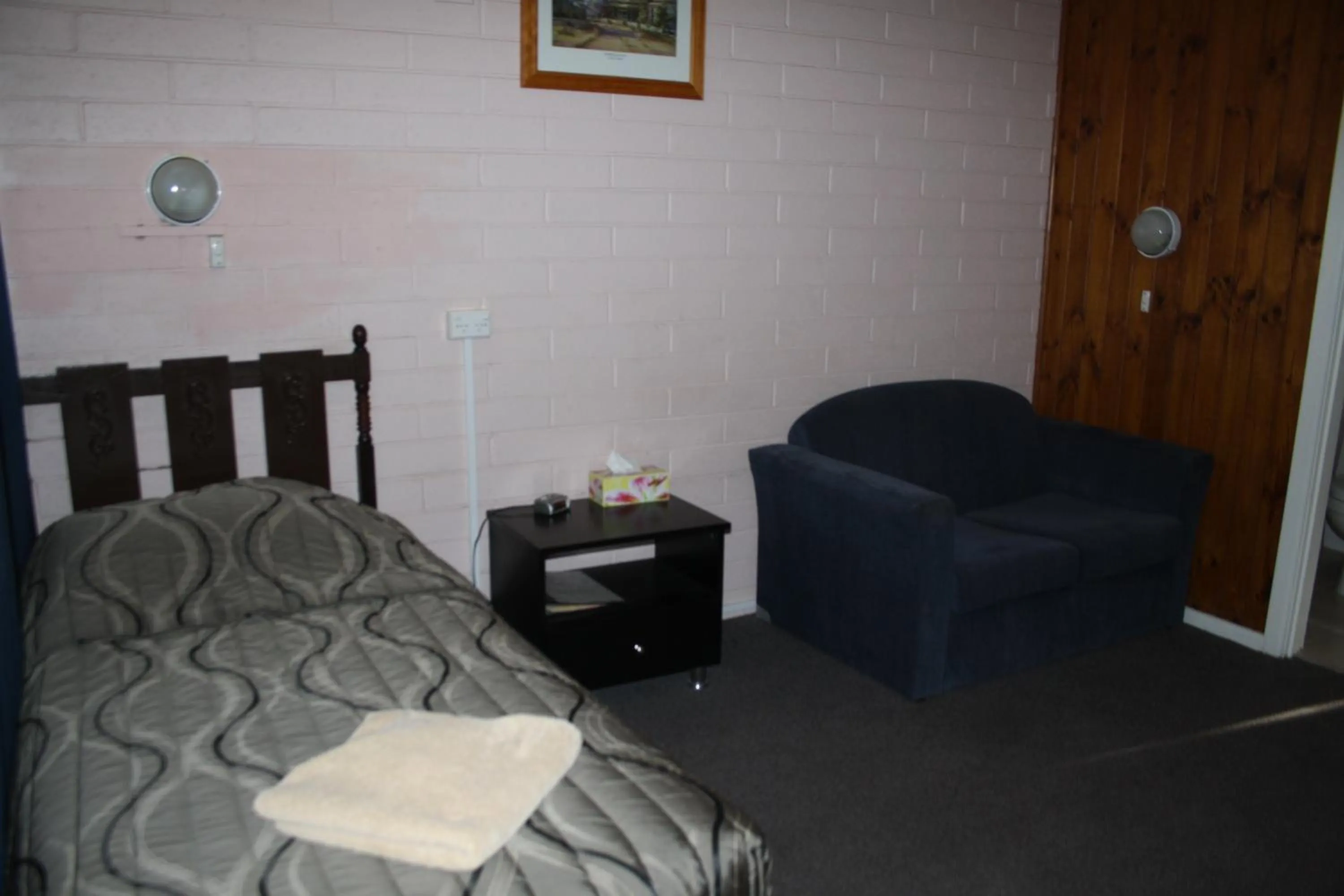 Photo of the whole room, Bed in Nhill Oasis Motel