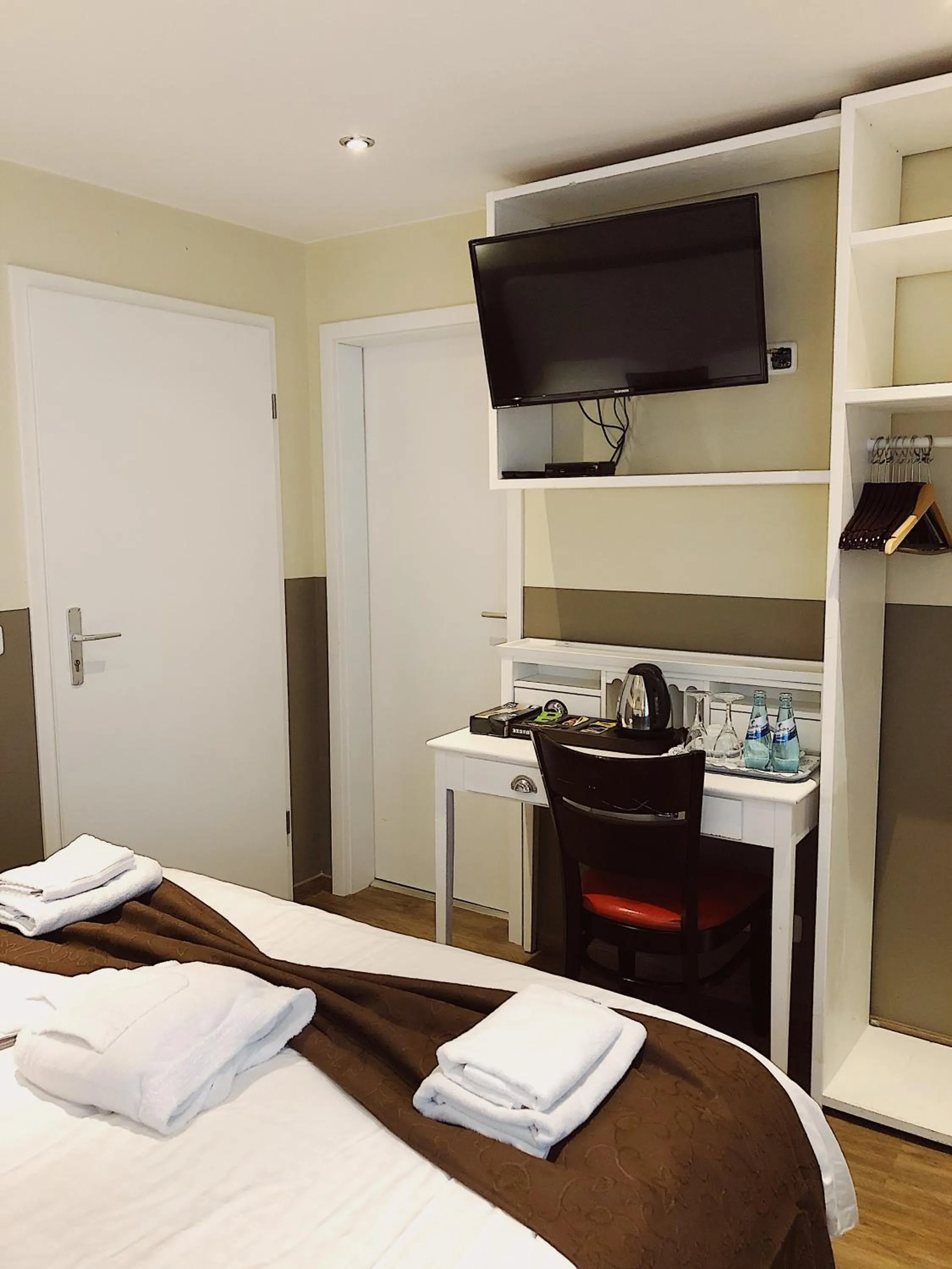 TV and multimedia, Bed in Glashütten Hotel