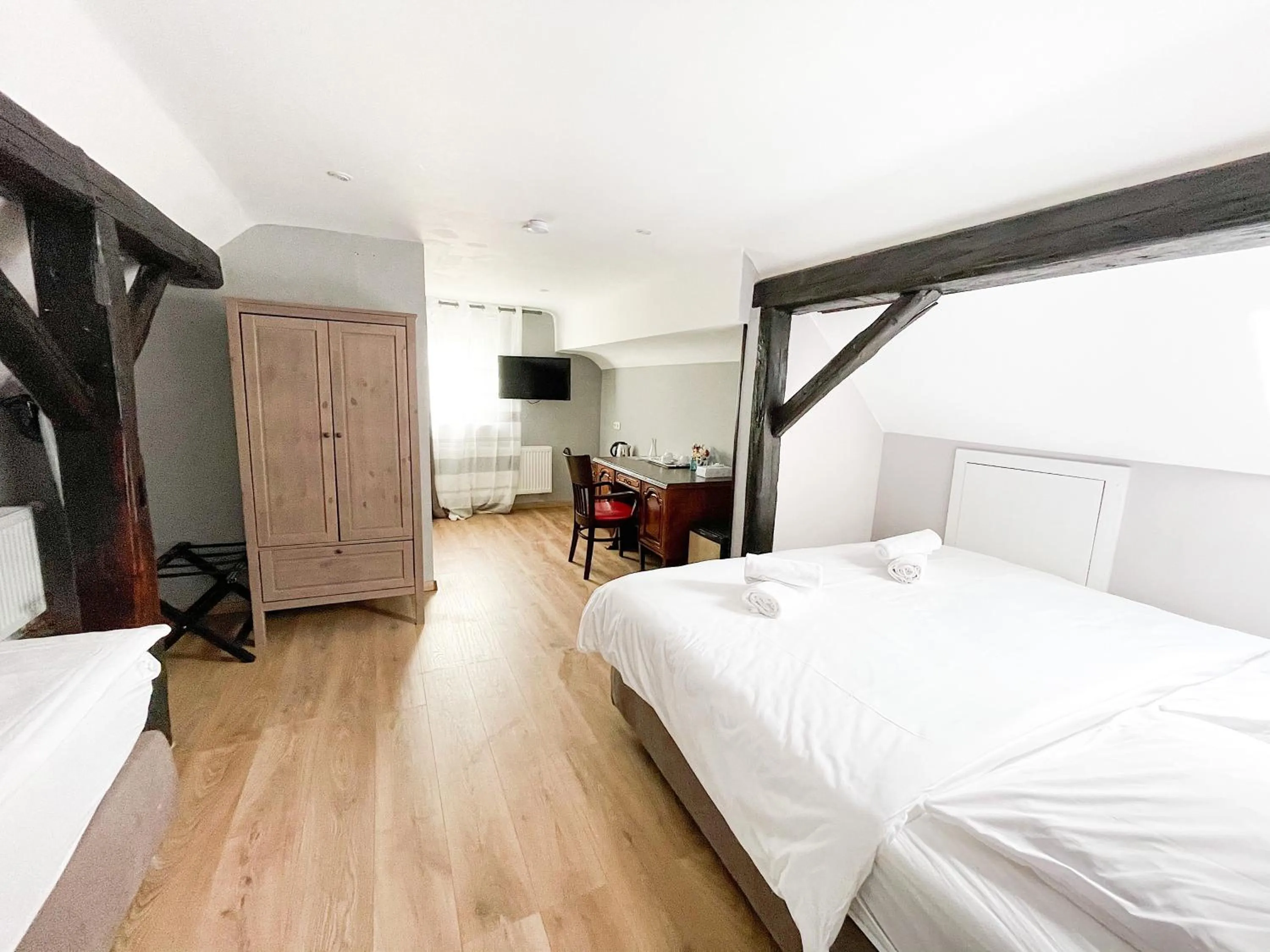 Photo of the whole room, Bed in Glashütten Hotel