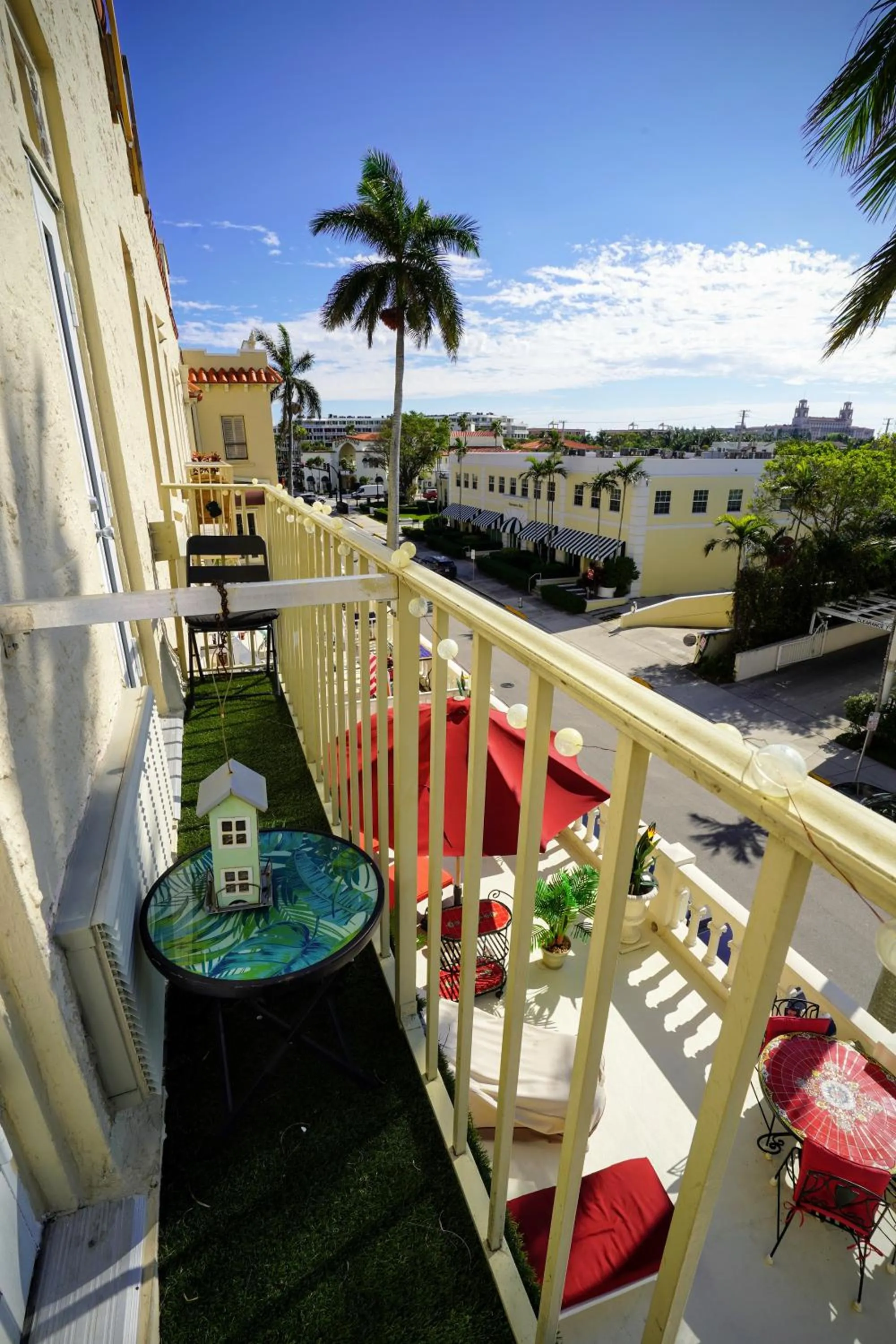 Palm Beach Hotel with Juliette Balconies! 2 blocks from beach! Historic Landmark