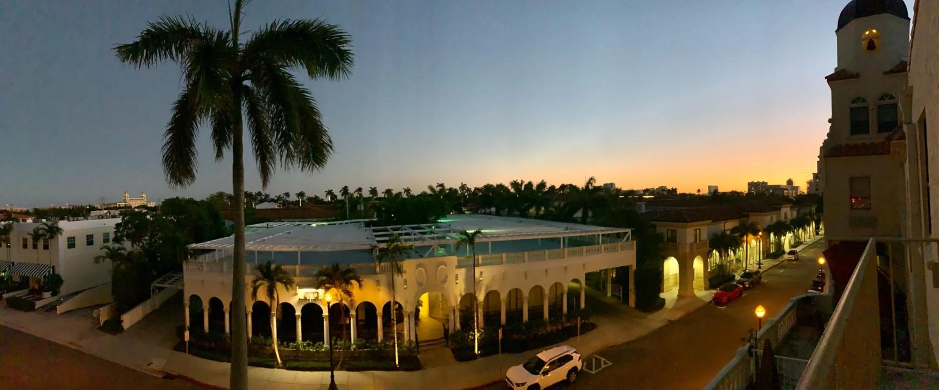 Palm Beach Hotel with Juliette Balconies! 2 blocks from beach! Historic Landmark