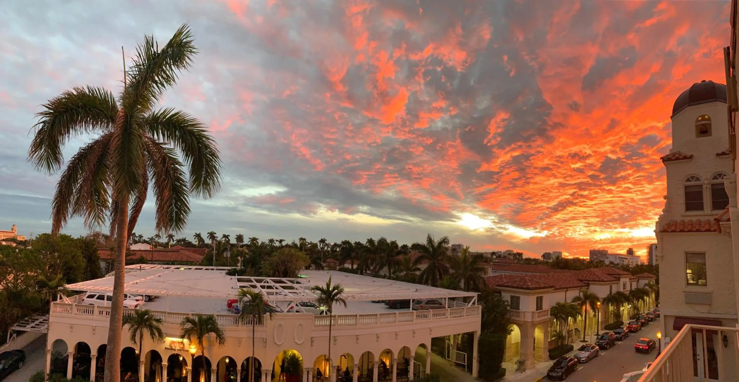 Palm Beach Hotel with Juliette Balconies! 2 blocks from beach! Historic Landmark