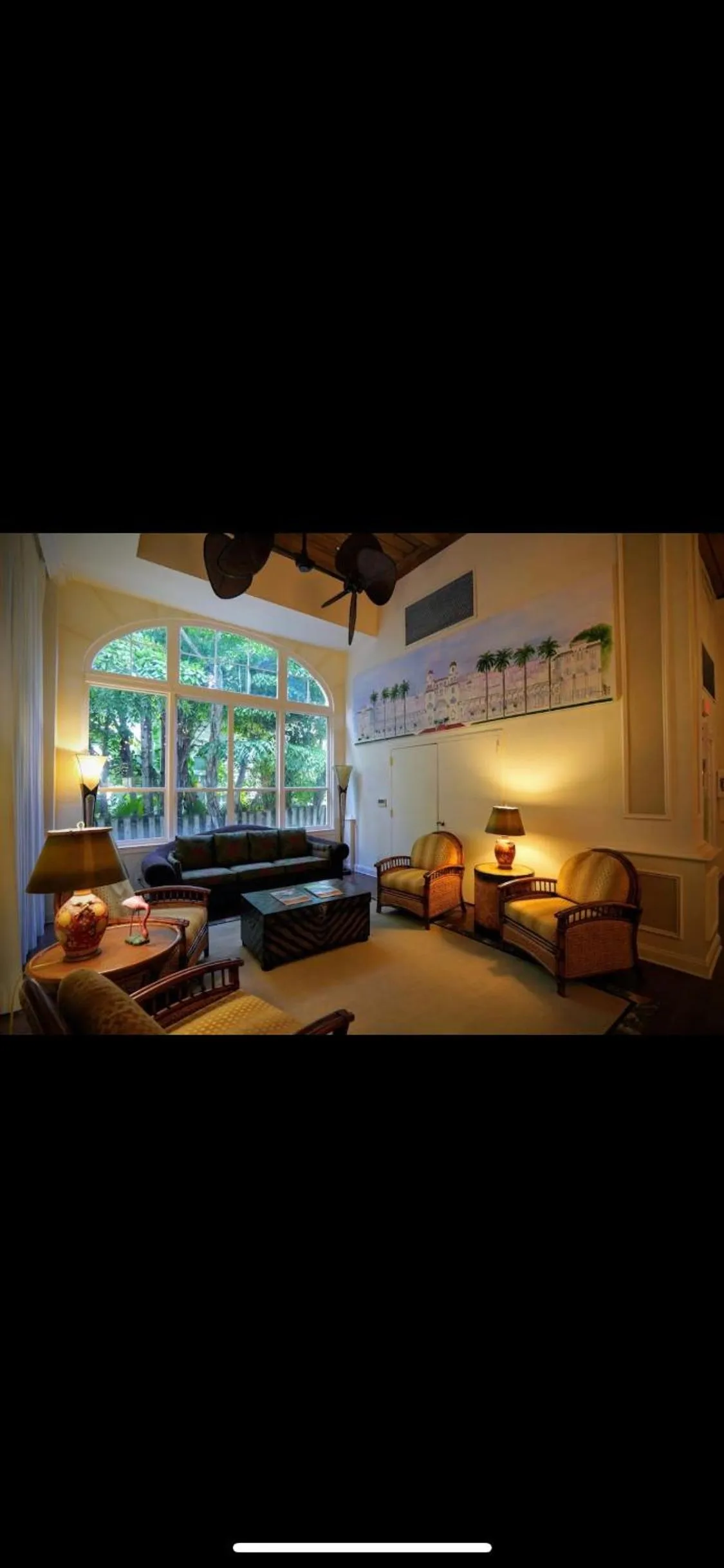 Bed in Palm Beach Hotel with Juliette Balconies! 2 blocks from beach! Historic Landmark