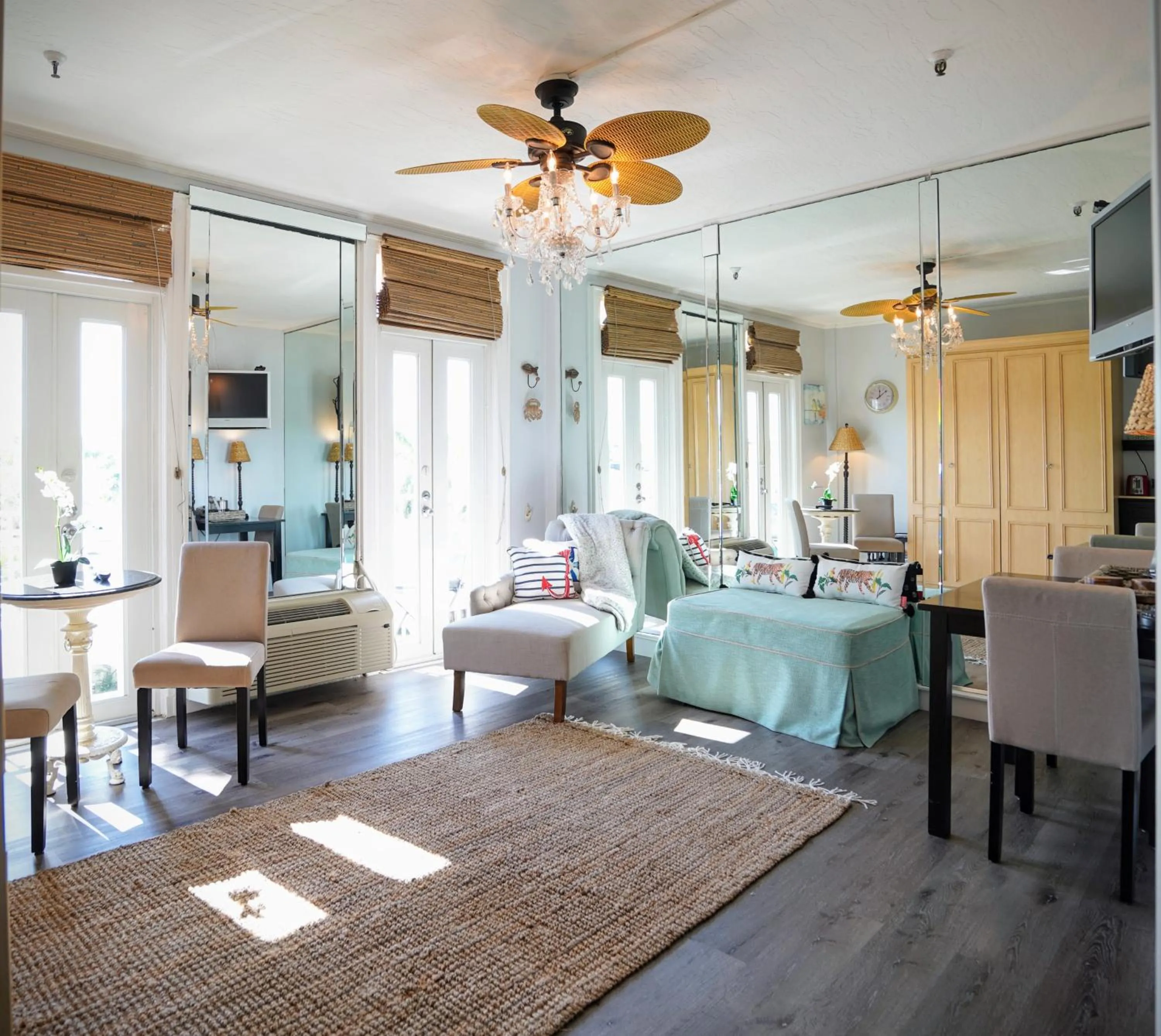 Palm Beach Hotel with Juliette Balconies! 2 blocks from beach! Historic Landmark