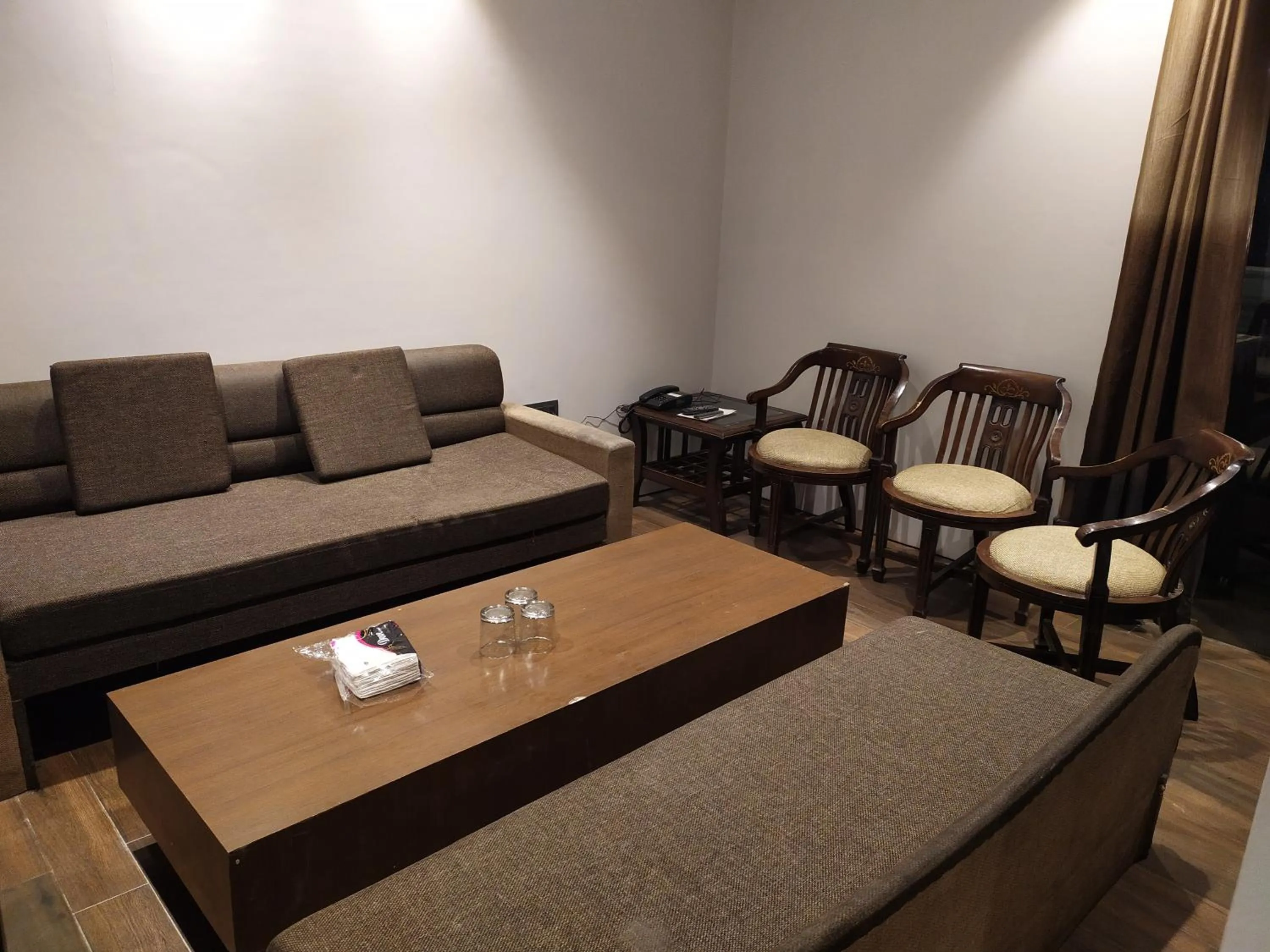 Restaurant/places to eat in Hotel Star Inn