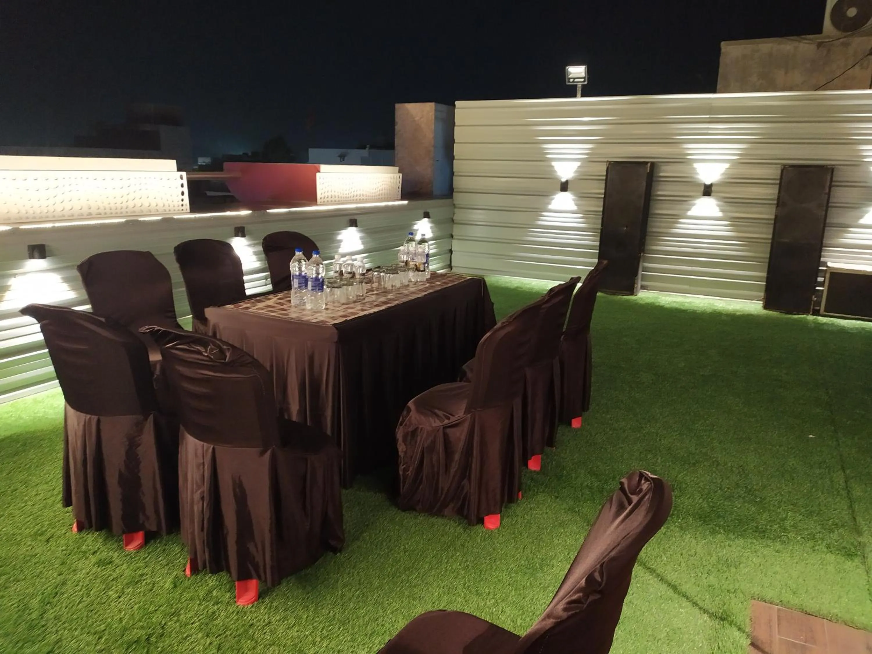 Restaurant/places to eat in Hotel Star Inn