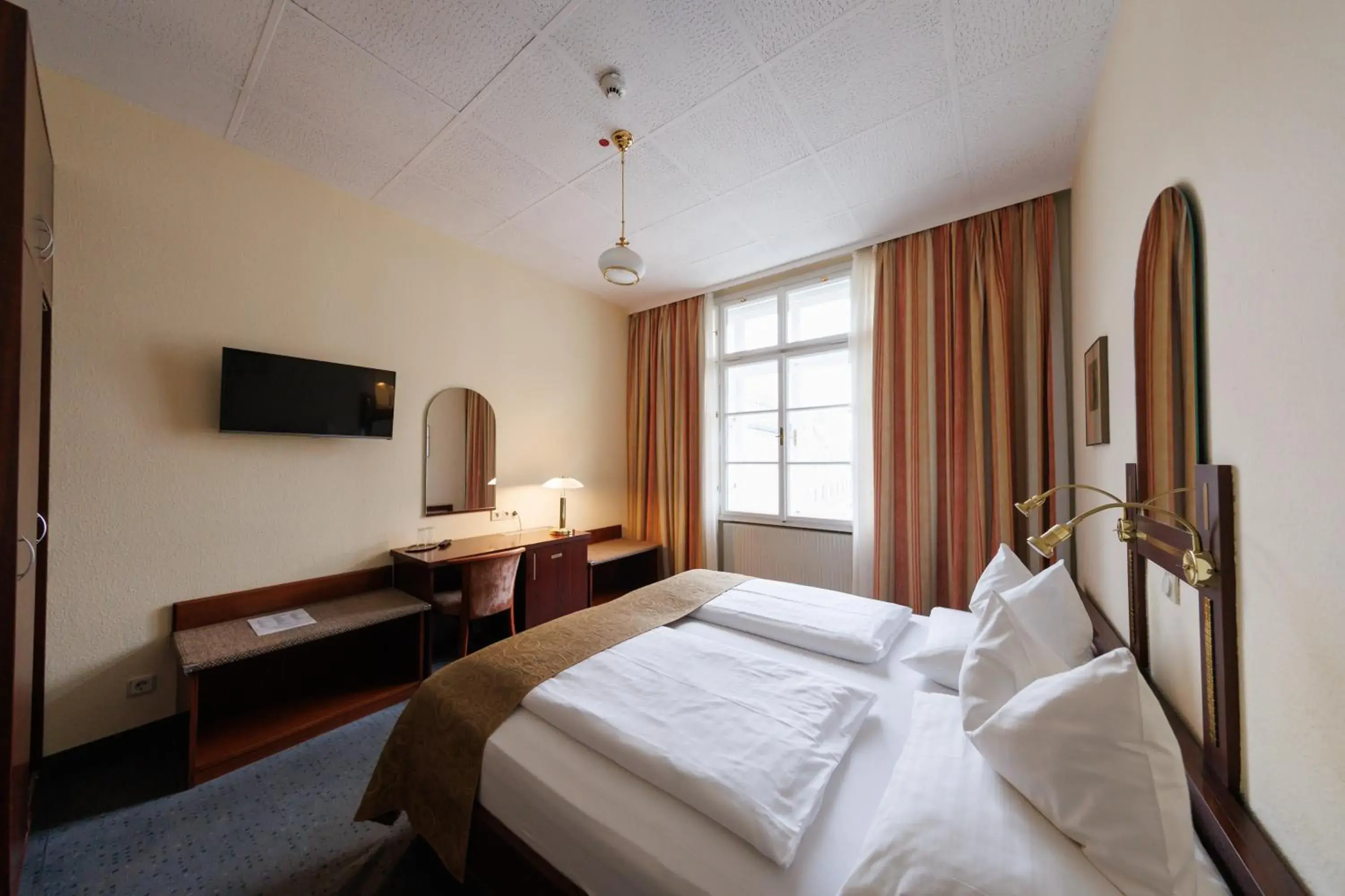 Photo of the whole room, Bed in Continental Hotel-Pension Photo of the whole room, Bed in Continental Hotel-Pension