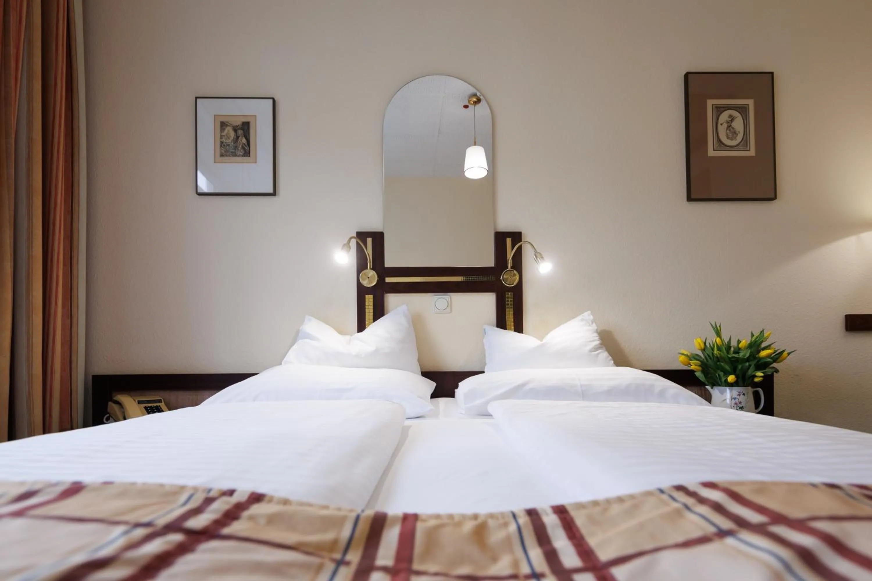 Photo of the whole room, Bed in Continental Hotel-Pension