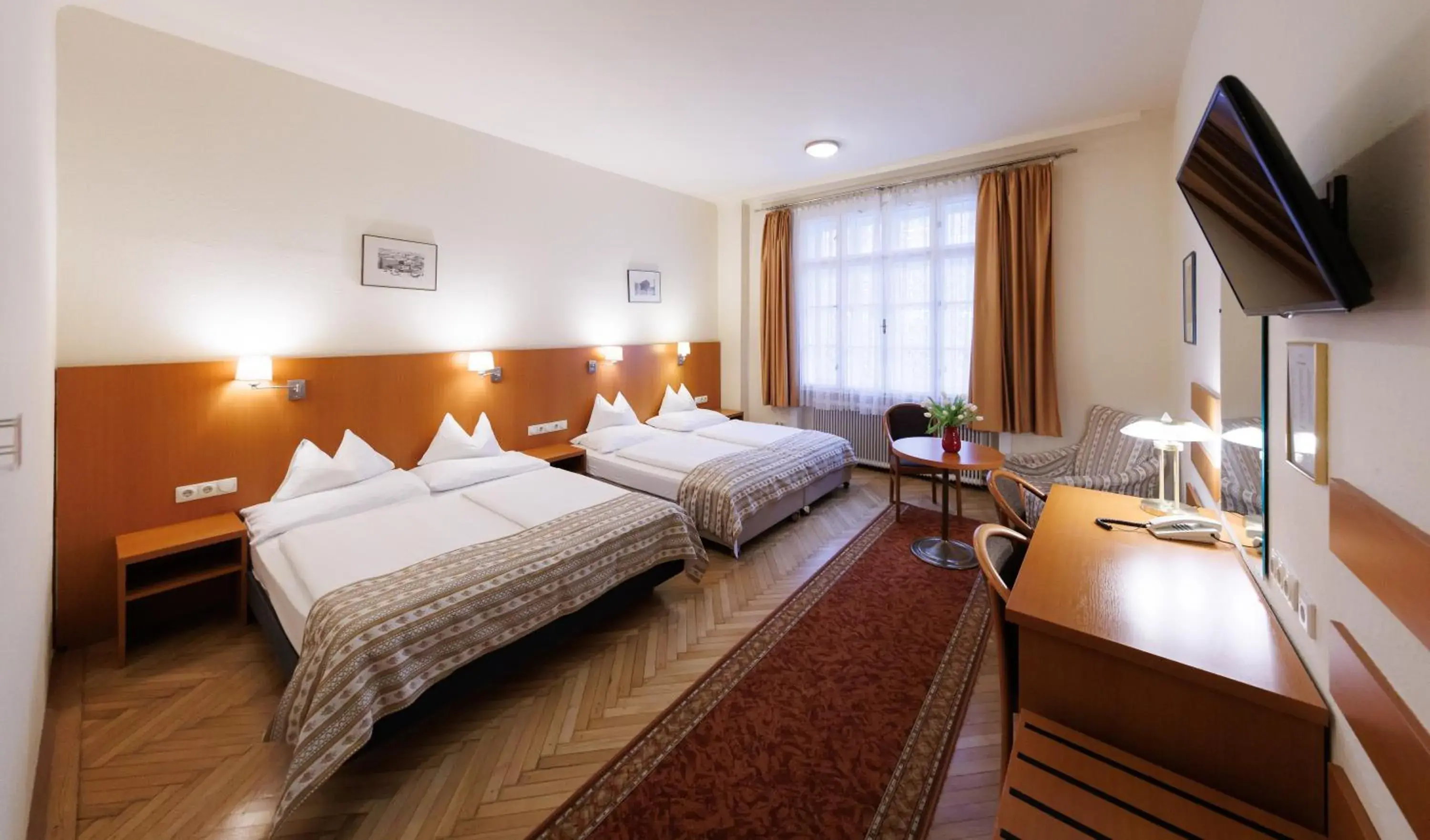 Photo of the whole room, Bed in Continental Hotel-Pension Photo of the whole room, Bed in Continental Hotel-Pension