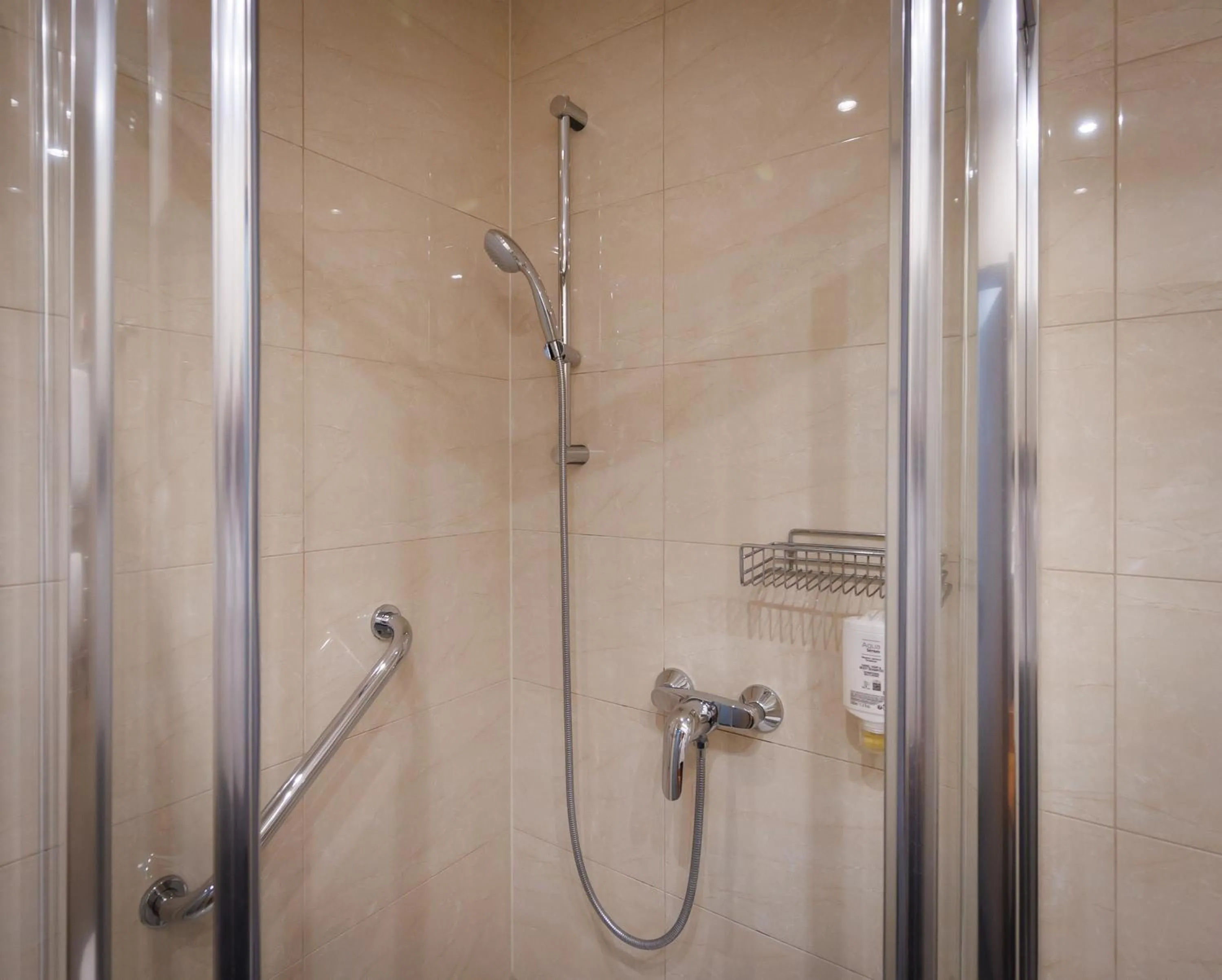 Bathroom in Continental Hotel-Pension