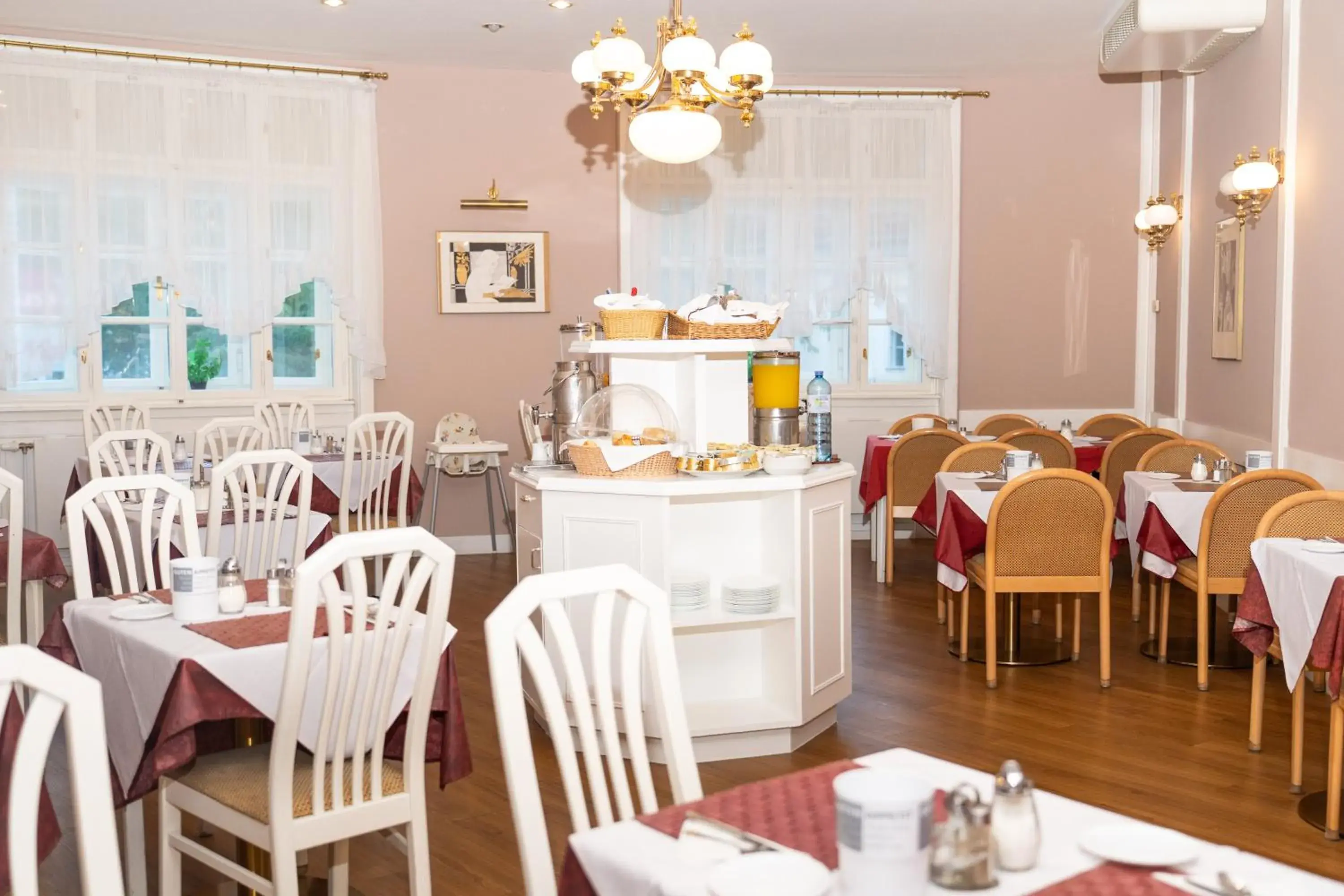 Restaurant/places to eat in Continental Hotel-Pension Restaurant/places to eat in Continental Hotel-Pension