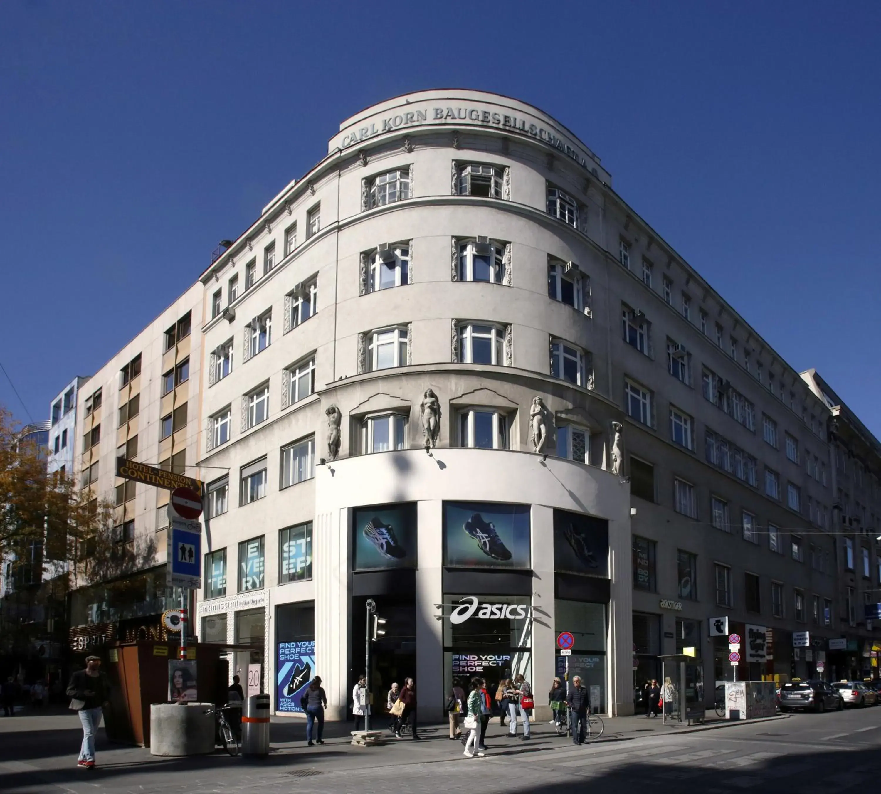 Property building in Continental Hotel-Pension Property building in Continental Hotel-Pension