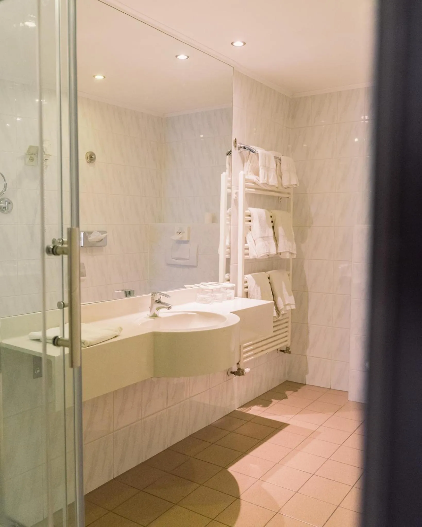 Bathroom, Bed in Continental Hotel-Pension