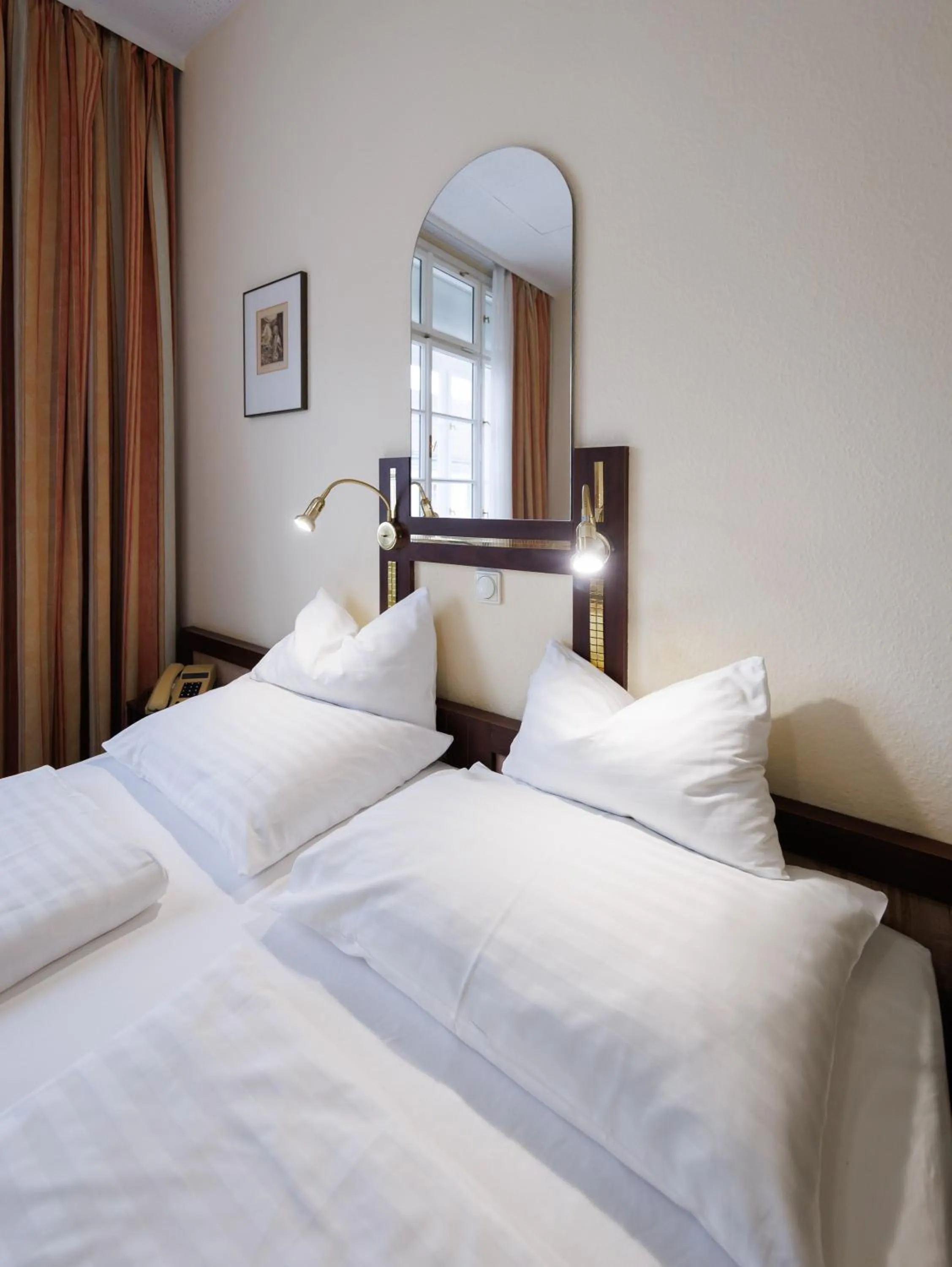 Photo of the whole room, Bed in Continental Hotel-Pension