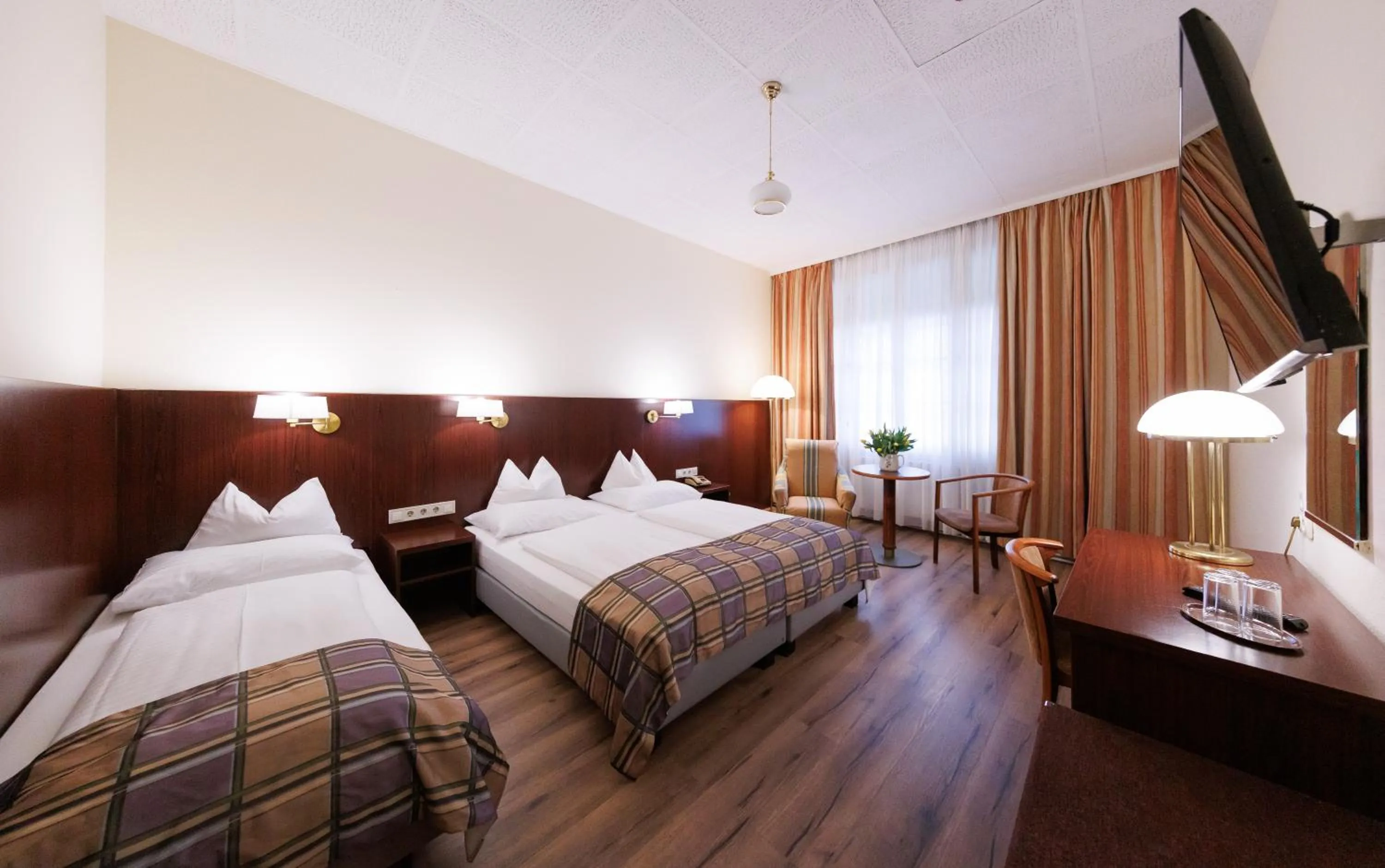 Photo of the whole room, Bed in Continental Hotel-Pension