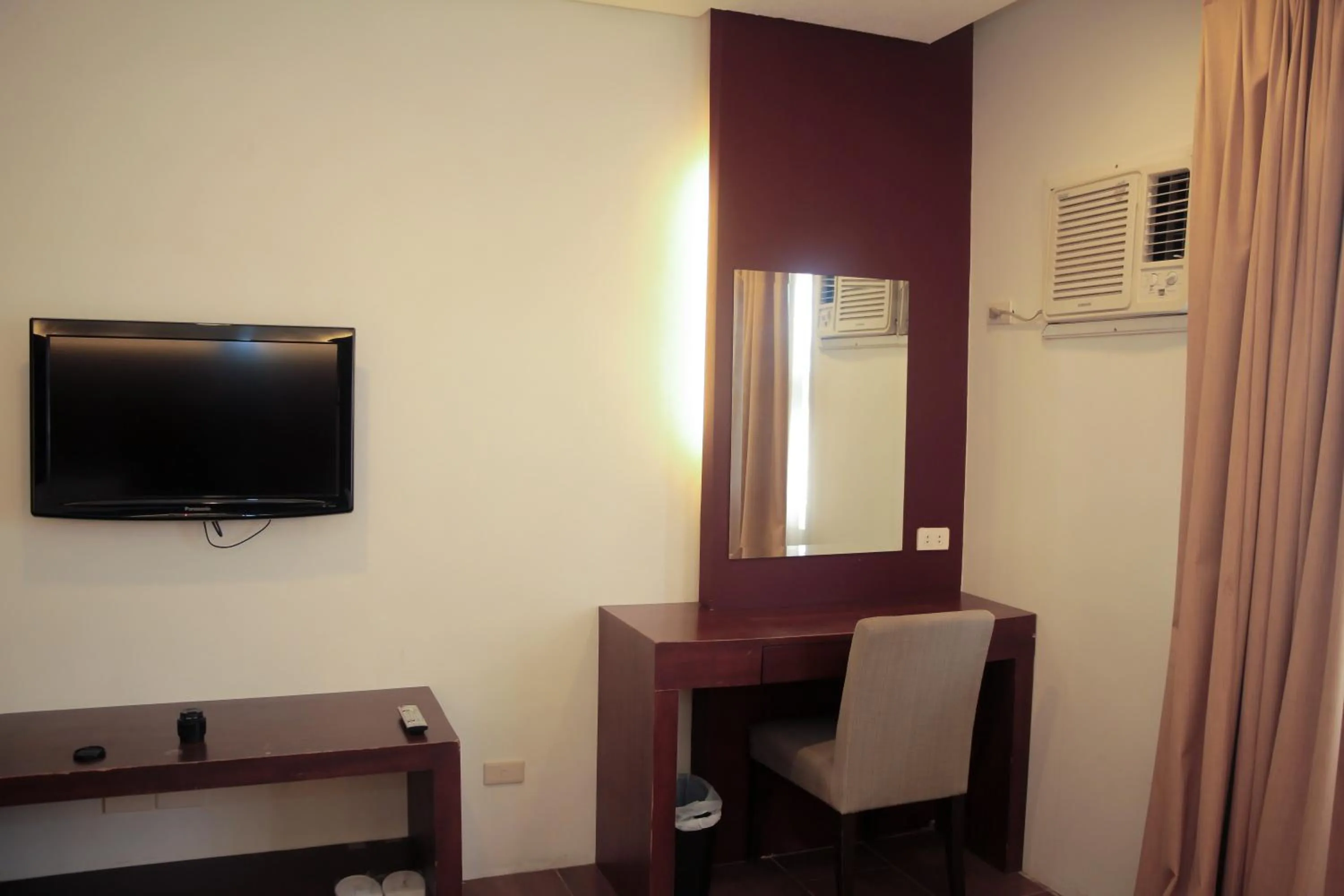 TV and multimedia in Casablanca Suites Near Airport